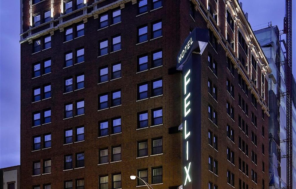 Hotels in Chicago Illinois 18+