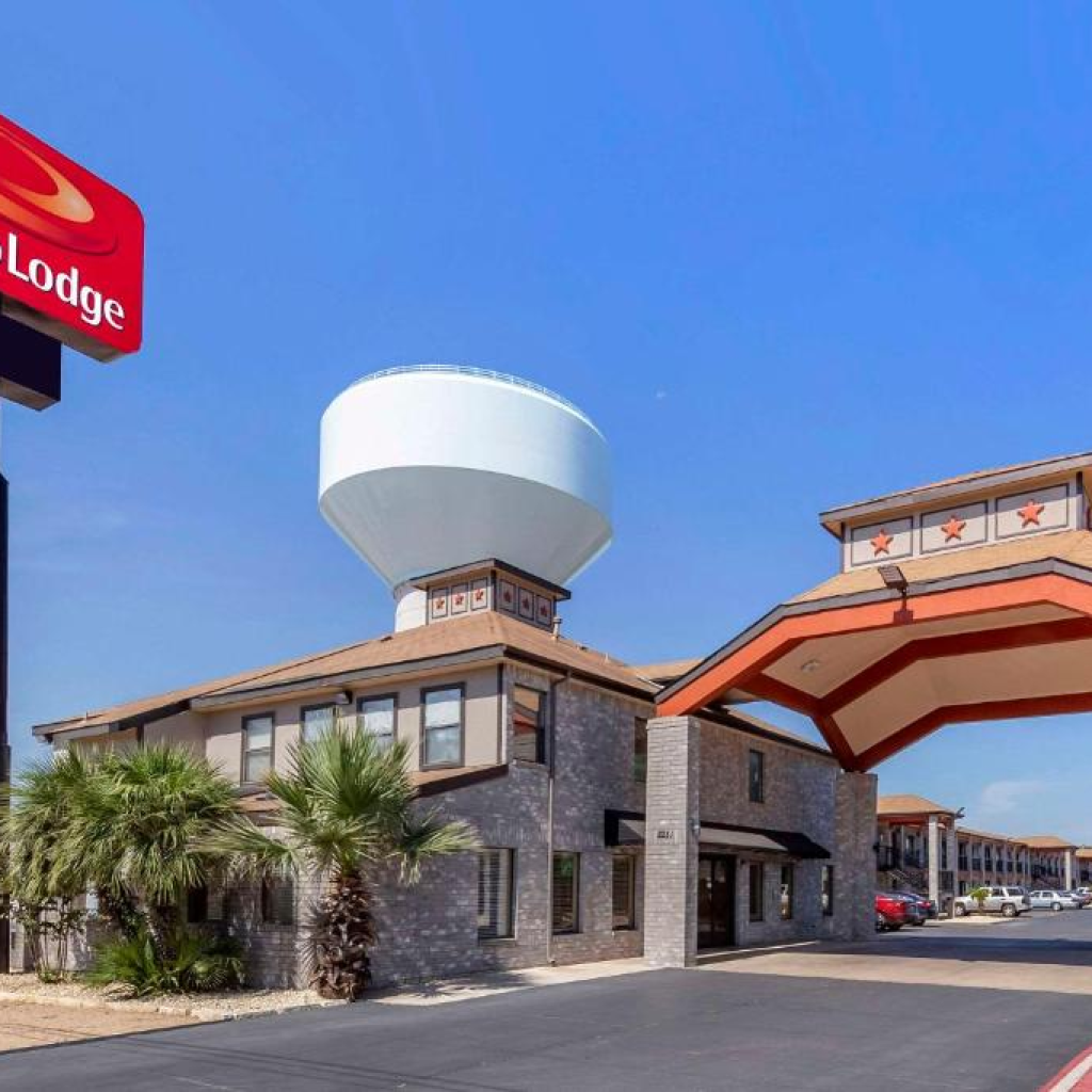 Best Hotels for 18 year olds in San Antonio, TX: Econo Lodge Near Lackland Air Force Base-SeaWorld