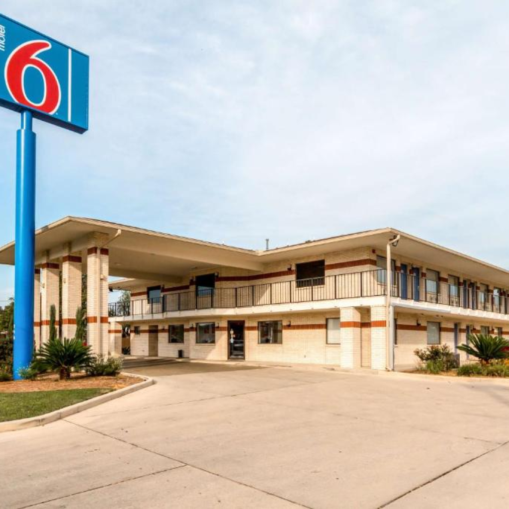 Motel 6-San Antonio, TX - South WW White Rd