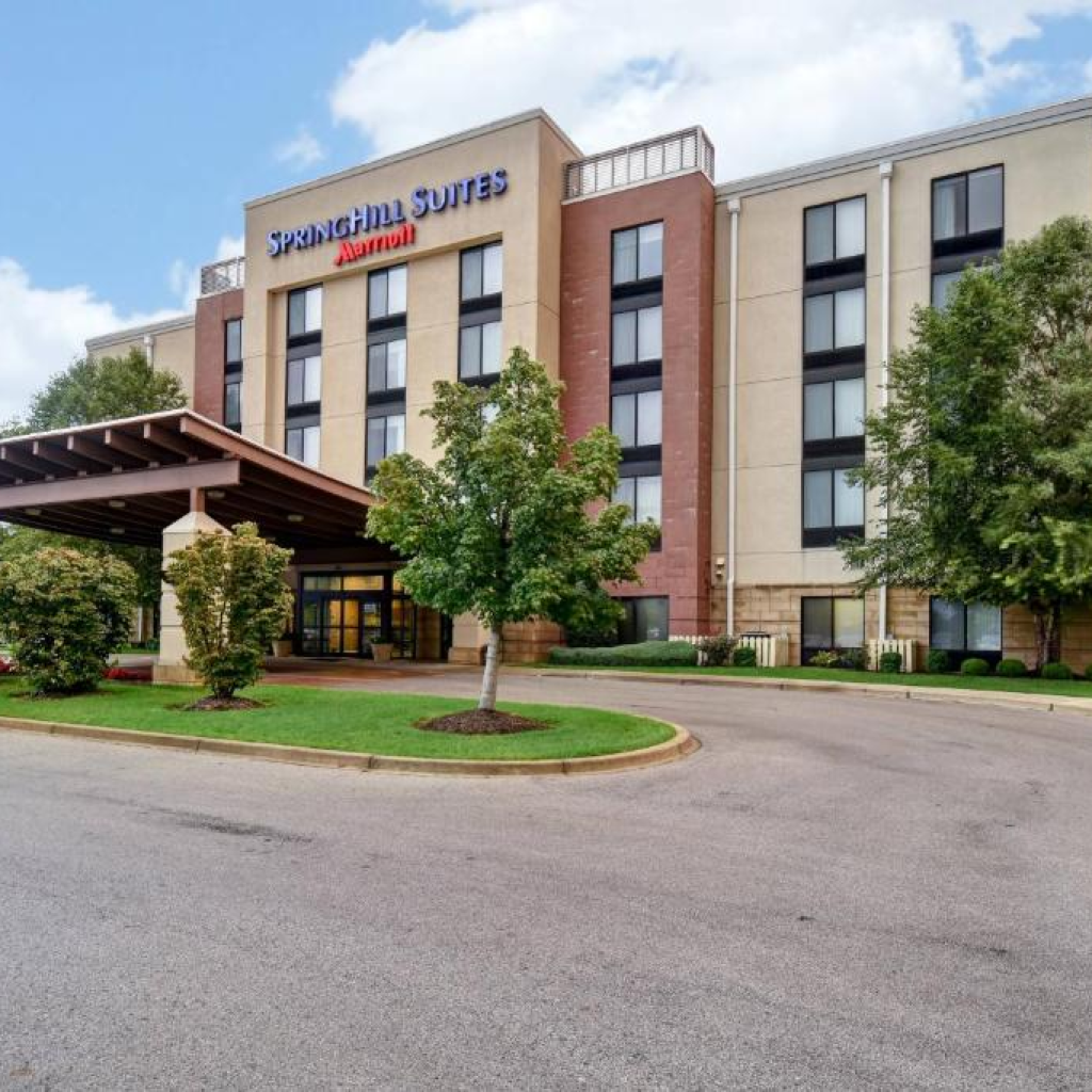 Best Hotels for 18 year olds in Louisville, KY : SpringHill Suites Louisville Airport