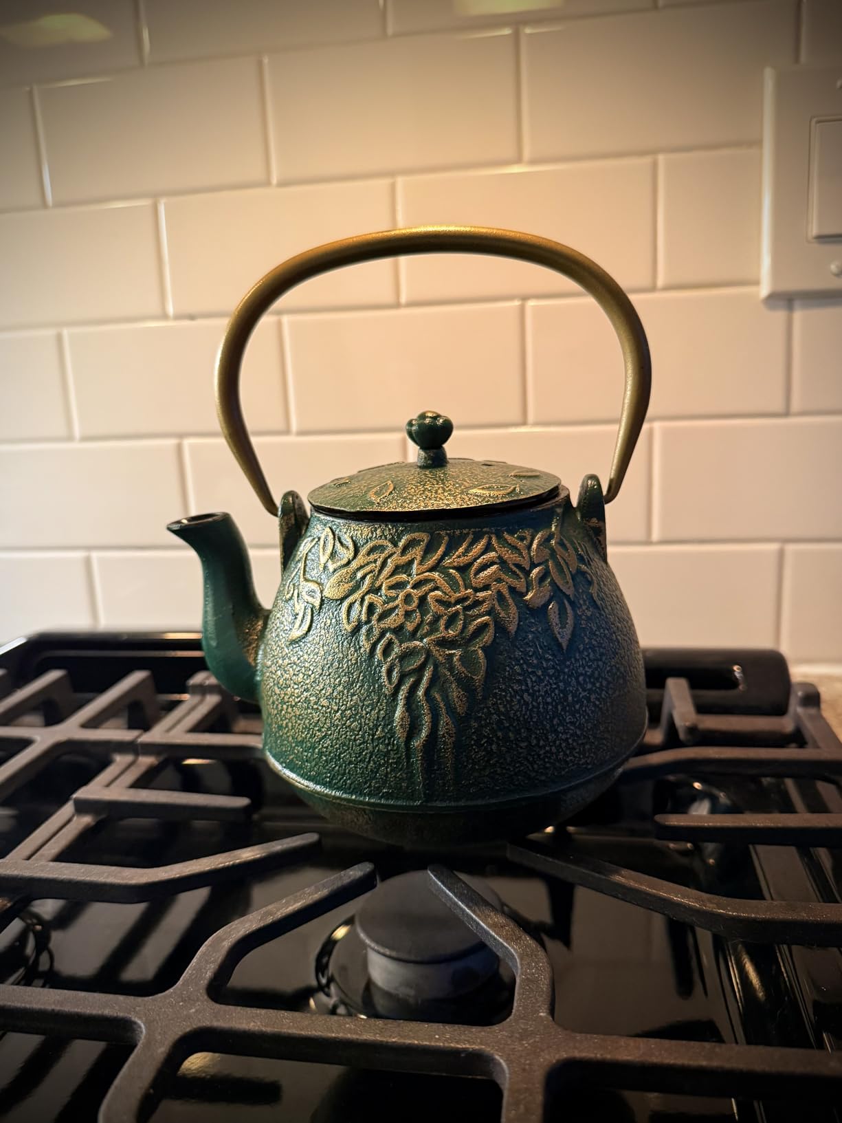 TOPTIER Japanese Teapot with Stainless Steel Infuser, Cast Iron Tea Kettle Stovetop Safe, Leaf Design Coated with Enameled Interior for 32 Ounce (950 ml), Light Green customer photo 2