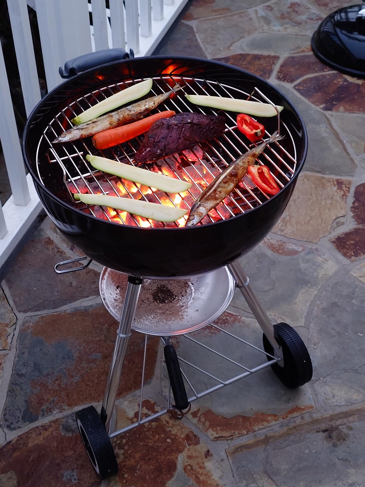 Weber Original Kettle Charcoal Grill, 18-Inch, Black | Classic Outdoor BBQ Grill with One-Touch Cleaning System & Precise Temperature Control Dampers customer photo 2