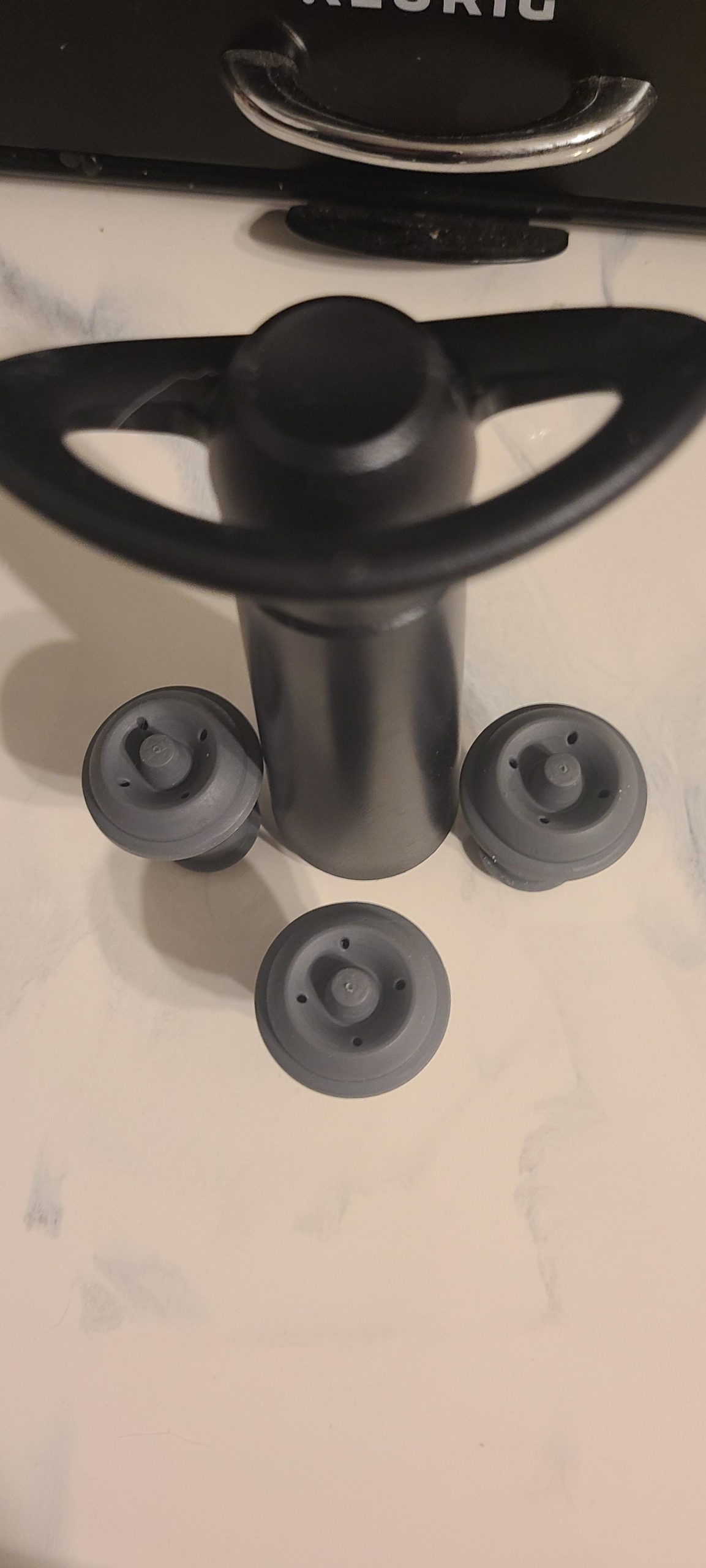 Vacu Vin Wine Saver Concerto - Premium Wine Preserver Vacuum Pump with 4 Stoppers - Made in the Netherlands - Airtight Seal Keeps Red or White Wine Fresh up to 10 Days - Click Indicator - Black customer photo 1