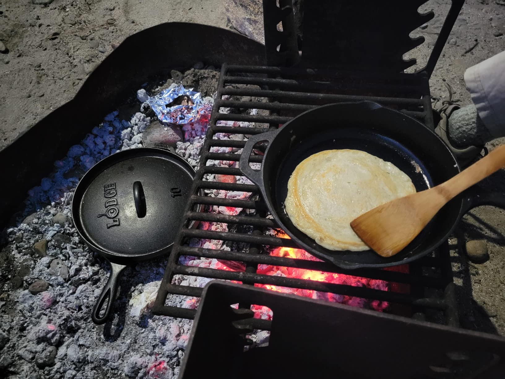 Lodge Seasoned Cast Iron Camp Dutch Oven with Lid - 8 Quart - Dual Handles - Seasoned Cast Iron Cookware with Steel Handle & Strong Lid for Heavy-Duty Camping Cookware customer photo 1