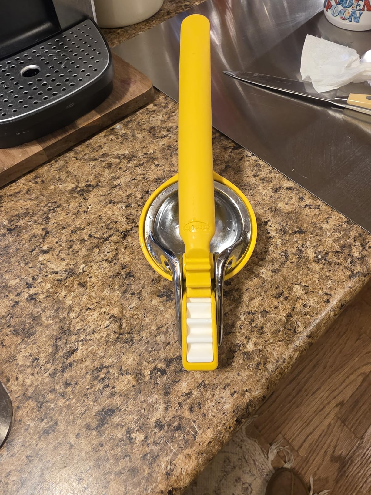 Chef'n FreshForce Lemon Squeezer Citrus Juicer, Manual Hand Press with Dual-Gear Power for Maximum Juice Extraction, Durable, Yellow customer photo 2