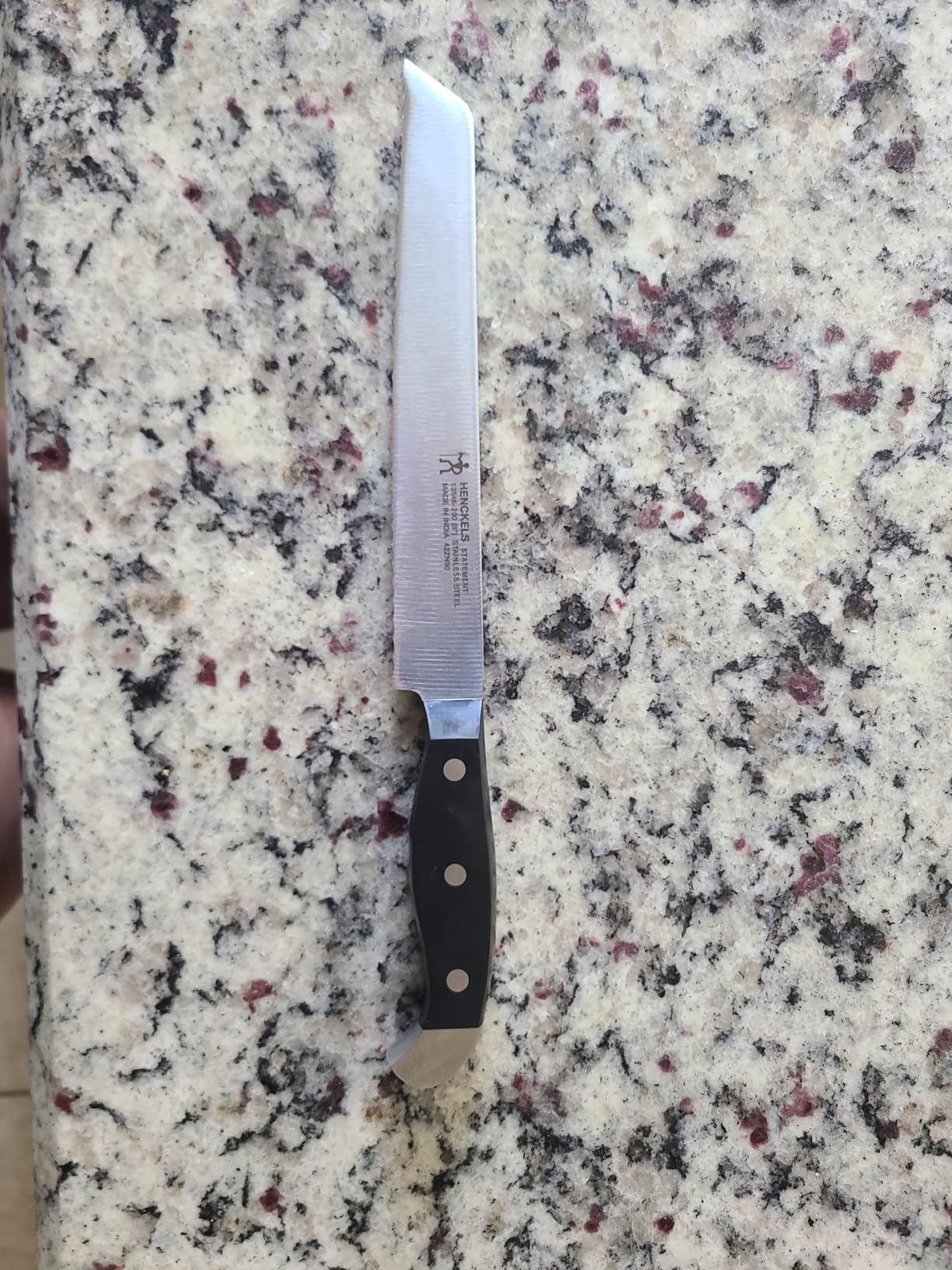HENCKELS Statement Razor-Sharp 8-inch Bread Knife, Cake Knife, German Engineered Informed by 100+ Years of Mastery, Black customer photo 1