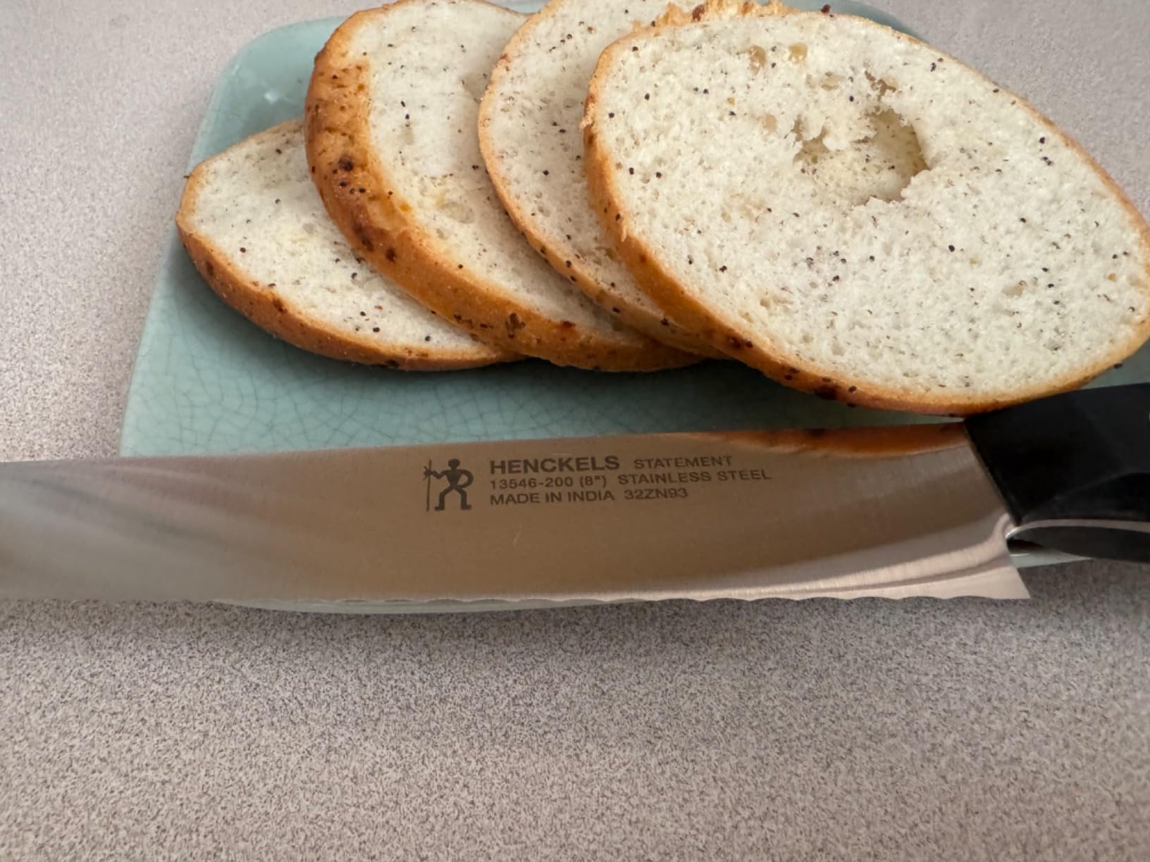 HENCKELS Statement Razor-Sharp 8-inch Bread Knife, Cake Knife, German Engineered Informed by 100+ Years of Mastery, Black customer photo 2