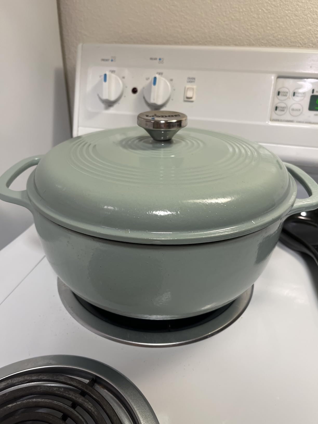 Lodge Essential Enamel Cast Iron Dutch Oven, 6 Quart, Oyster White customer photo 1