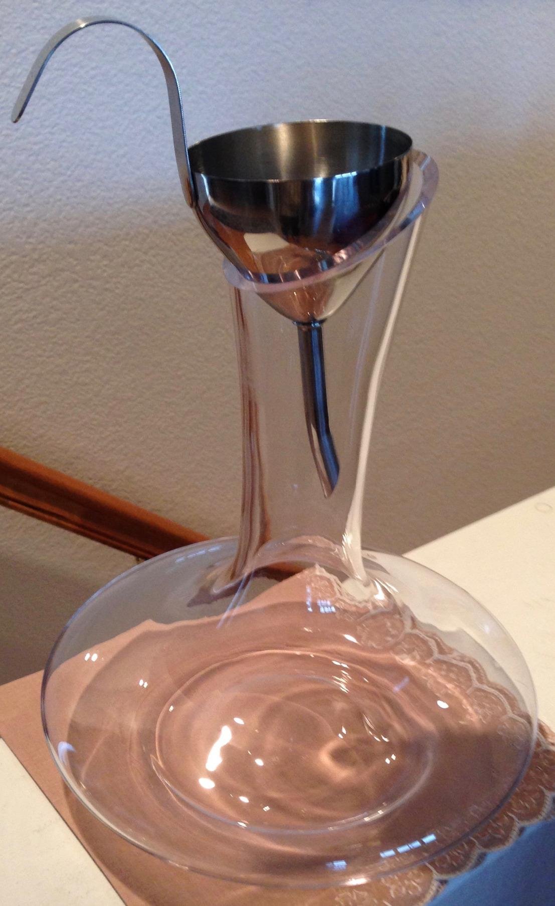 Le Chateau Large Elegant Crystal Wine Decanter with Aerator - 750ml Glass Decanter - Hand-Blown Lead-Free Clear Glass Carafe with Aerator - Hand Held Gifts Red Wine Accessories/for Wine Lovers customer photo 1
