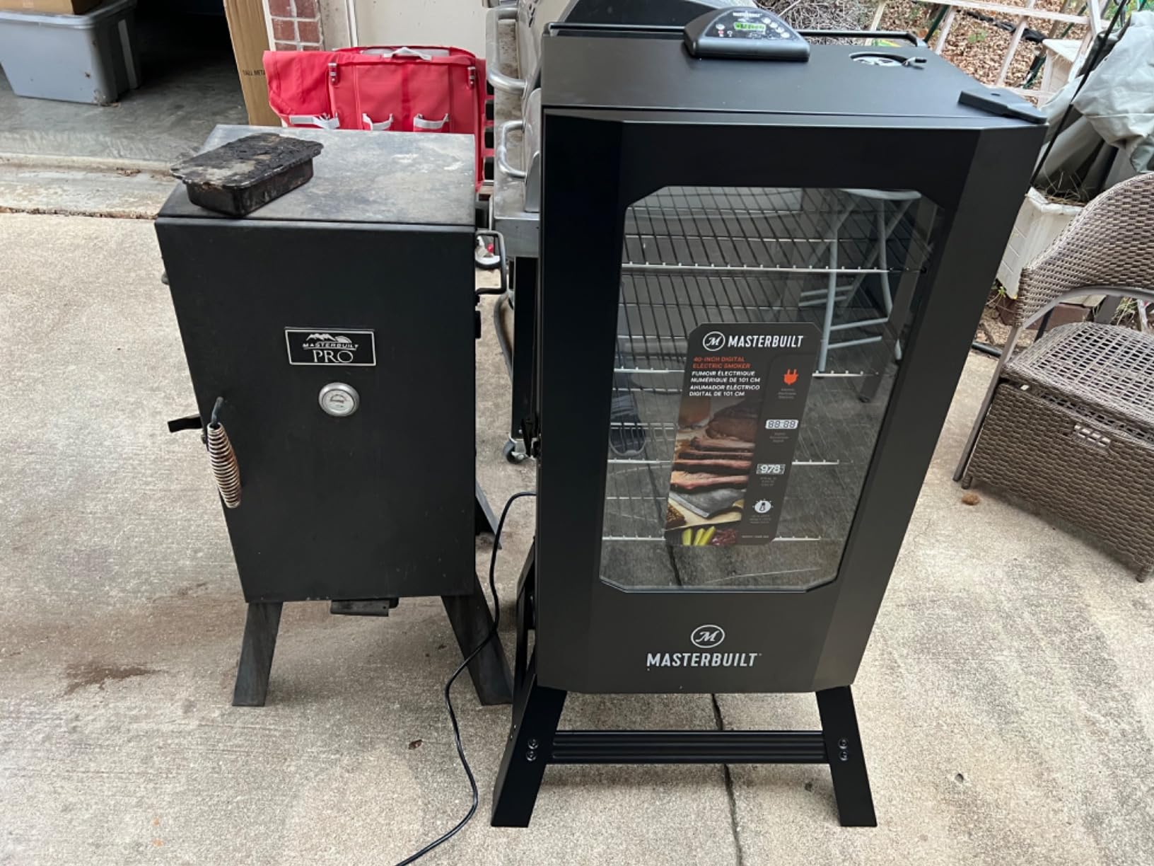 Masterbuilt 40-inch Digital Electric Vertical BBQ Smoker with Leg Kit, Side Wood Chip Loader and 970 Cooking Square Inches, Model MB20070122 customer photo 1