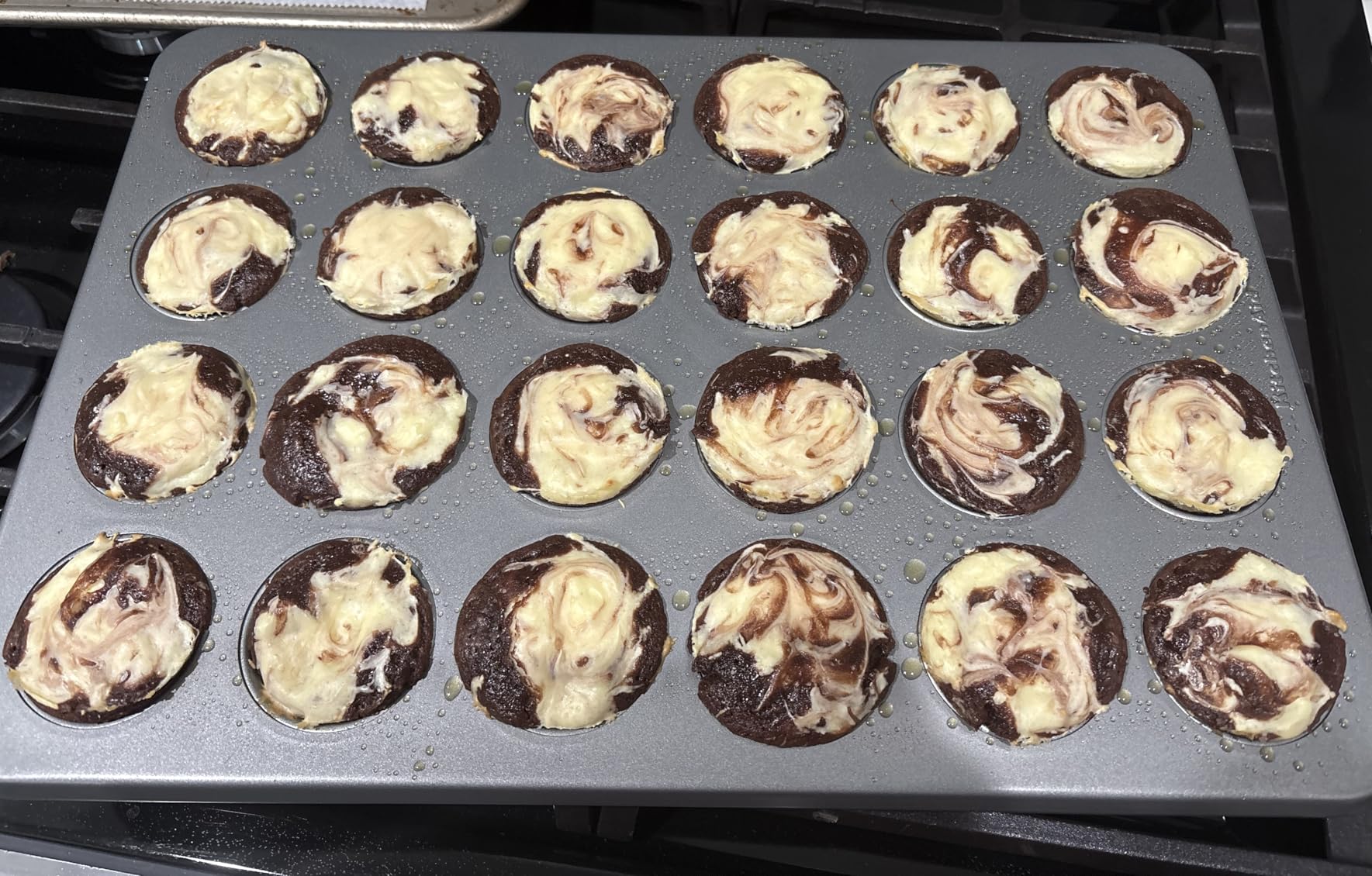 KitchenAid 12-Cup Nonstick Aluminized Steel Muffin Pan, Contour Silver customer photo 1