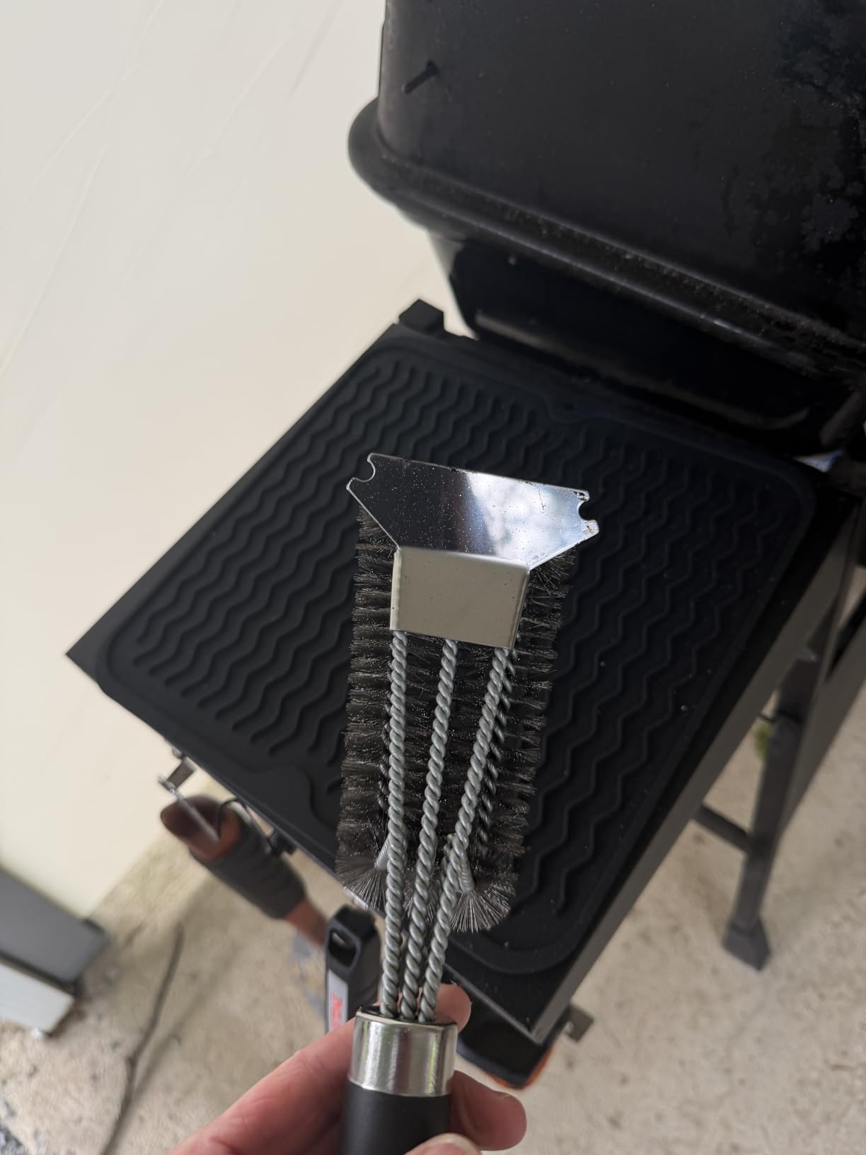 Grill Brush and Scraper-18 Adjustable Handle Safe BBQ Grill Brush for Outdoor Grill-Deep BBQ Cleaning Brush with Bottle Opener Extra Strong Grill Cleaner Accessories for Gas/Charcoal Grilling Grates customer photo 1