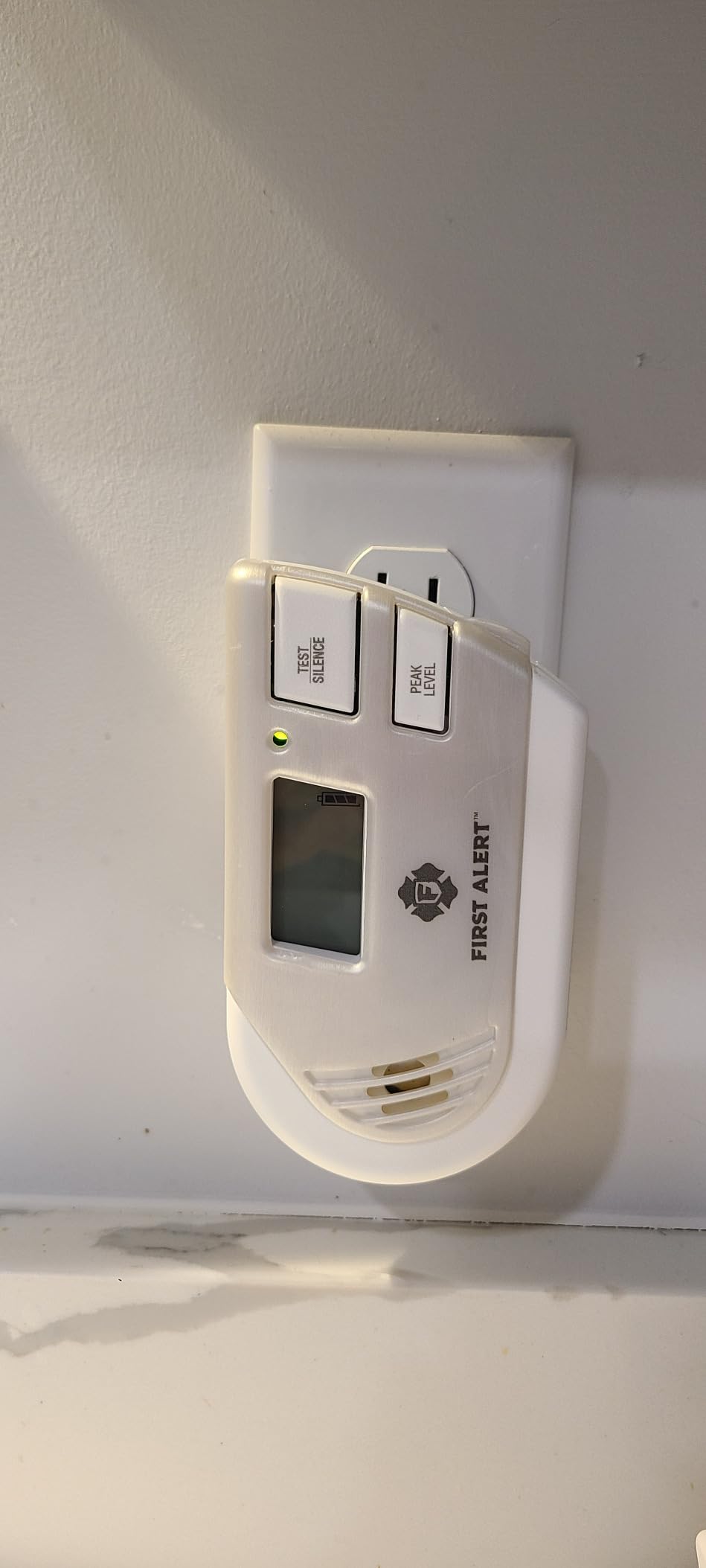 First Alert Plug in Combination Explosive Gas & Carbon Monoxide Alarm | GCO1CN With Digital Display and 9V Battery Backup customer photo 1