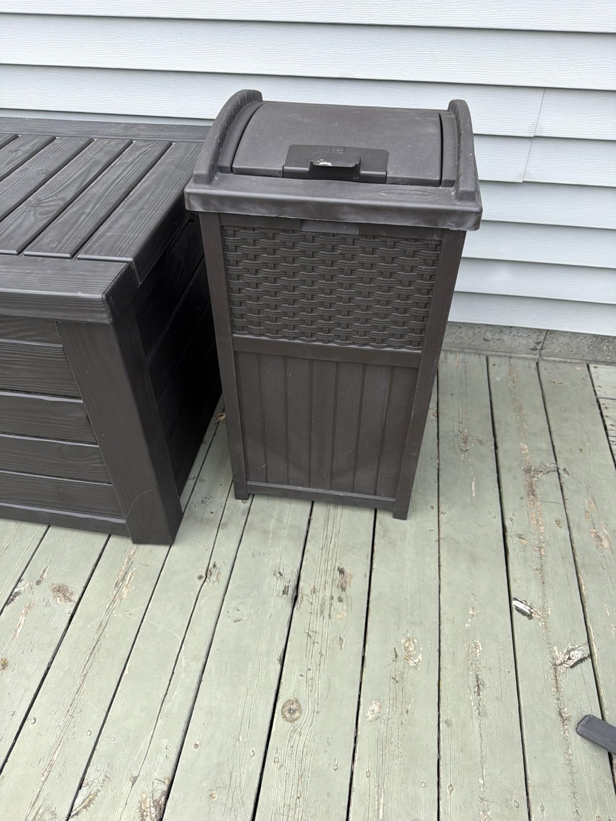 Suncast 33 Gallon Commercial Outdoor Trashcan Hideaway with Lid for 30 to 33 Gallon Trash Bags for Garage, Backyard, or Garden, Brown customer photo 1