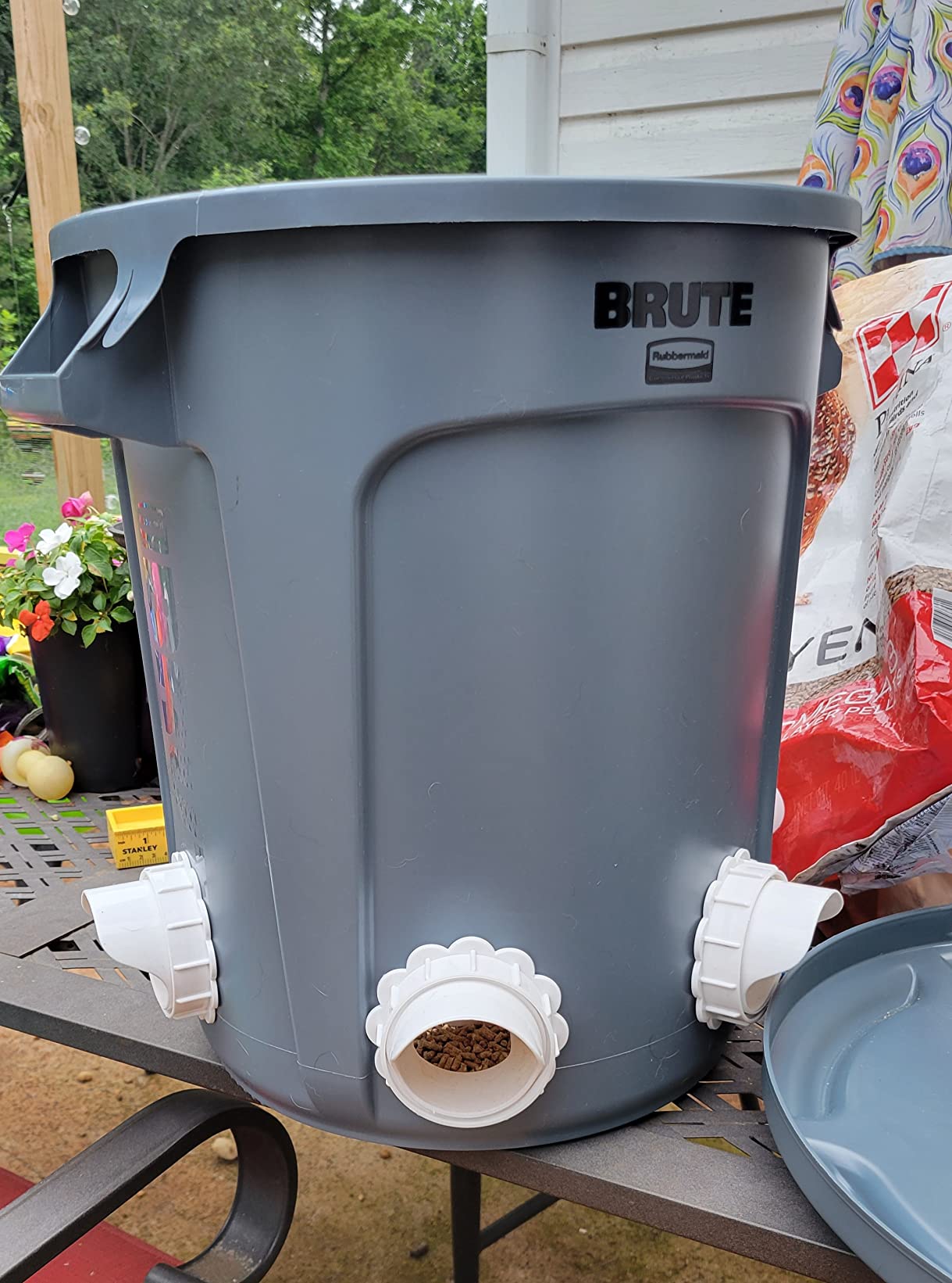 Rubbermaid Commercial Products BRUTE Heavy-Duty Round Trash/Garbage Can, 10-Gallon, White, Outdoor Waste Container for Landscapers/Construction/Restaurants/Back of House/Offices/Warehouses customer photo 1