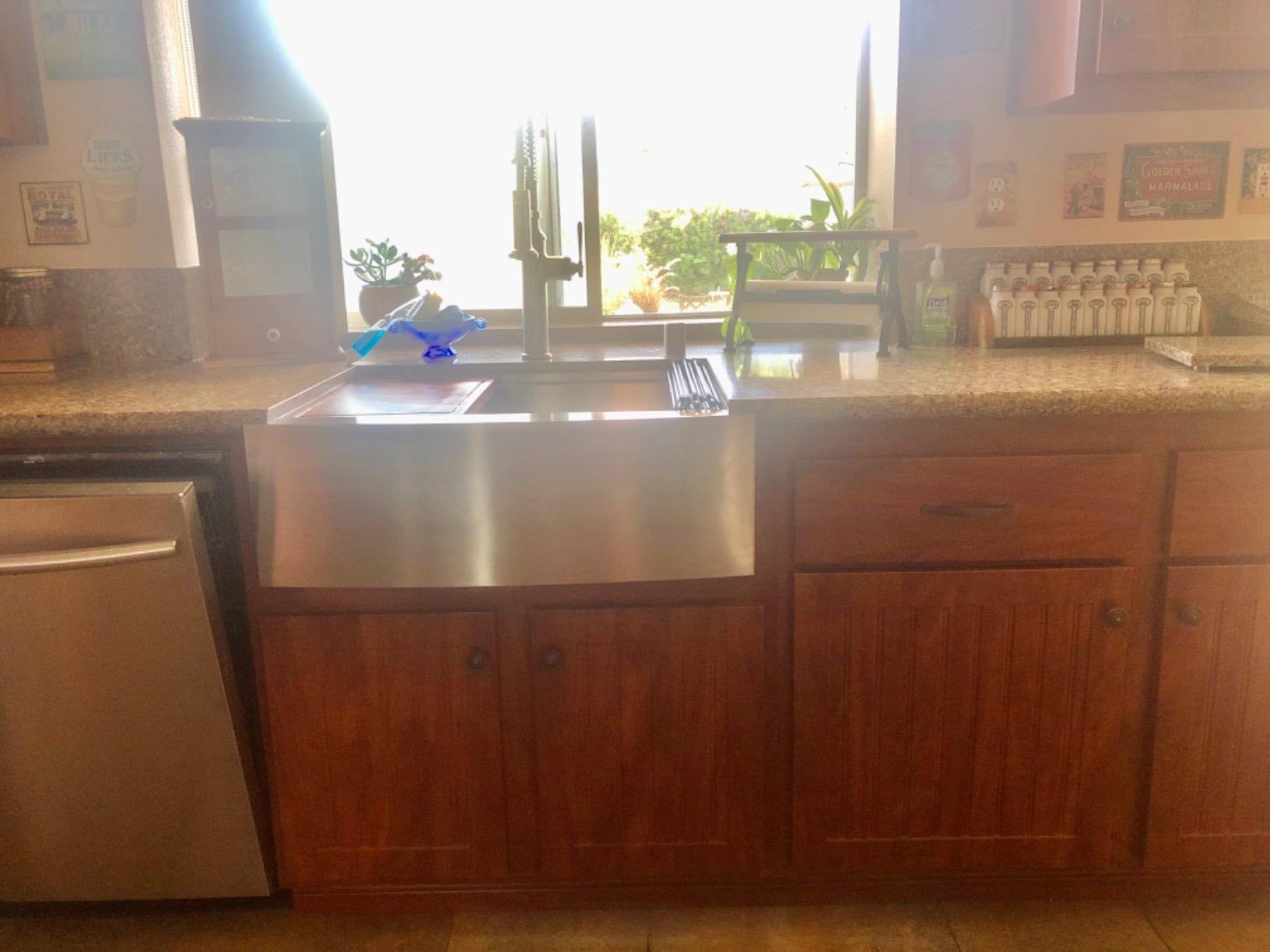 Ruvati 33-in 16-Gauge Apron-Front Farmhouse Workstation Sink - RVH9200 customer photo 1
