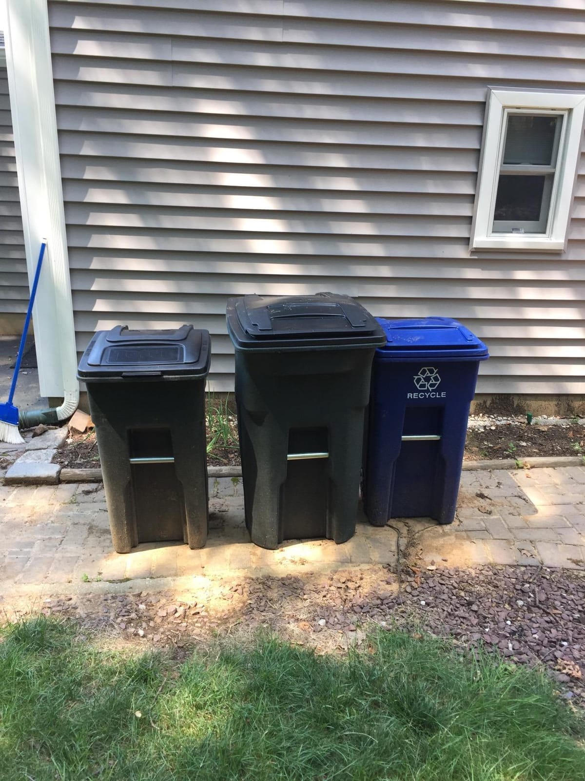 Toter 25564-R1209 Residential Heavy Duty Two Wheeled Trash Can, Blackstone, 64 Gallon customer photo 1