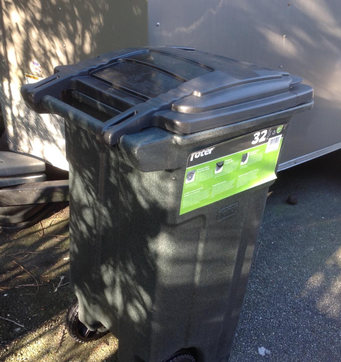 Toter 25564-R1209 Residential Heavy Duty Two Wheeled Trash Can, Blackstone, 64 Gallon customer photo 2