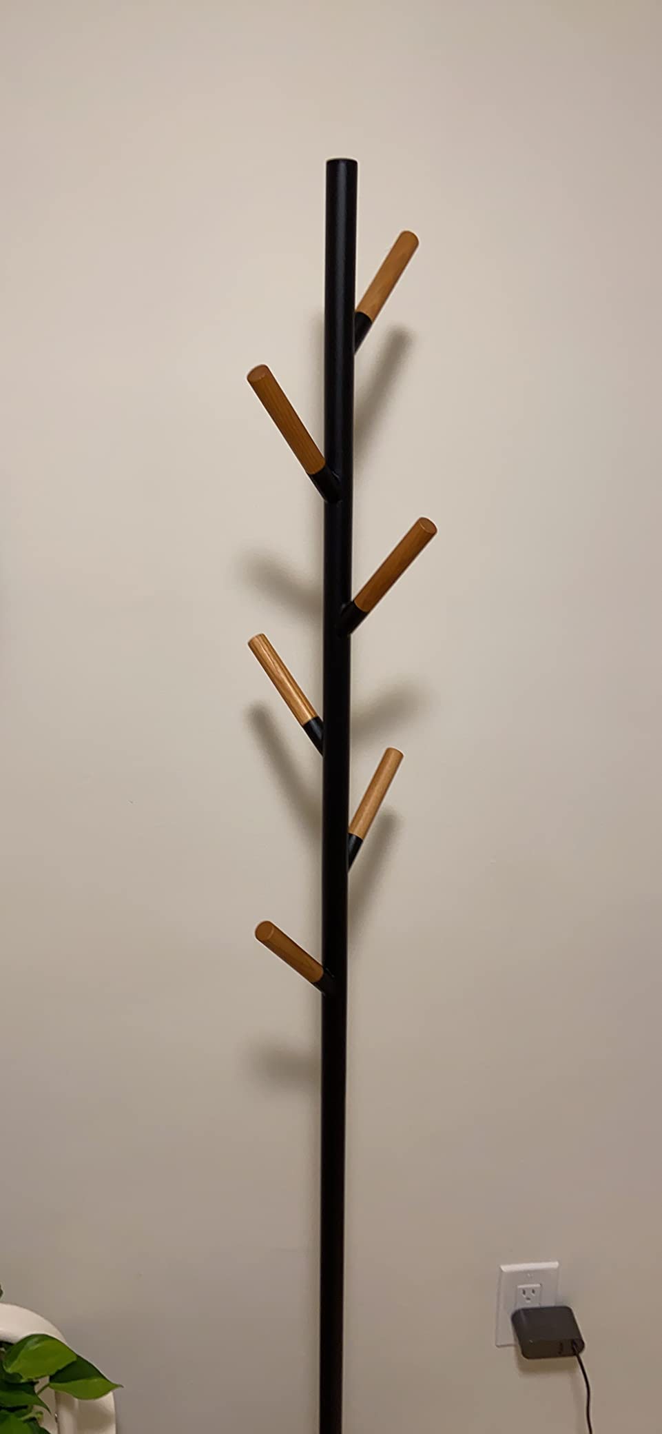 YAMAZAKI Home Freestanding Coat Rack Stand, Modern Coat Tree with Wooden Hooks, Standing Coat Hanger for Entryway, Sturdy Weighted Base, Steel, White customer photo 1