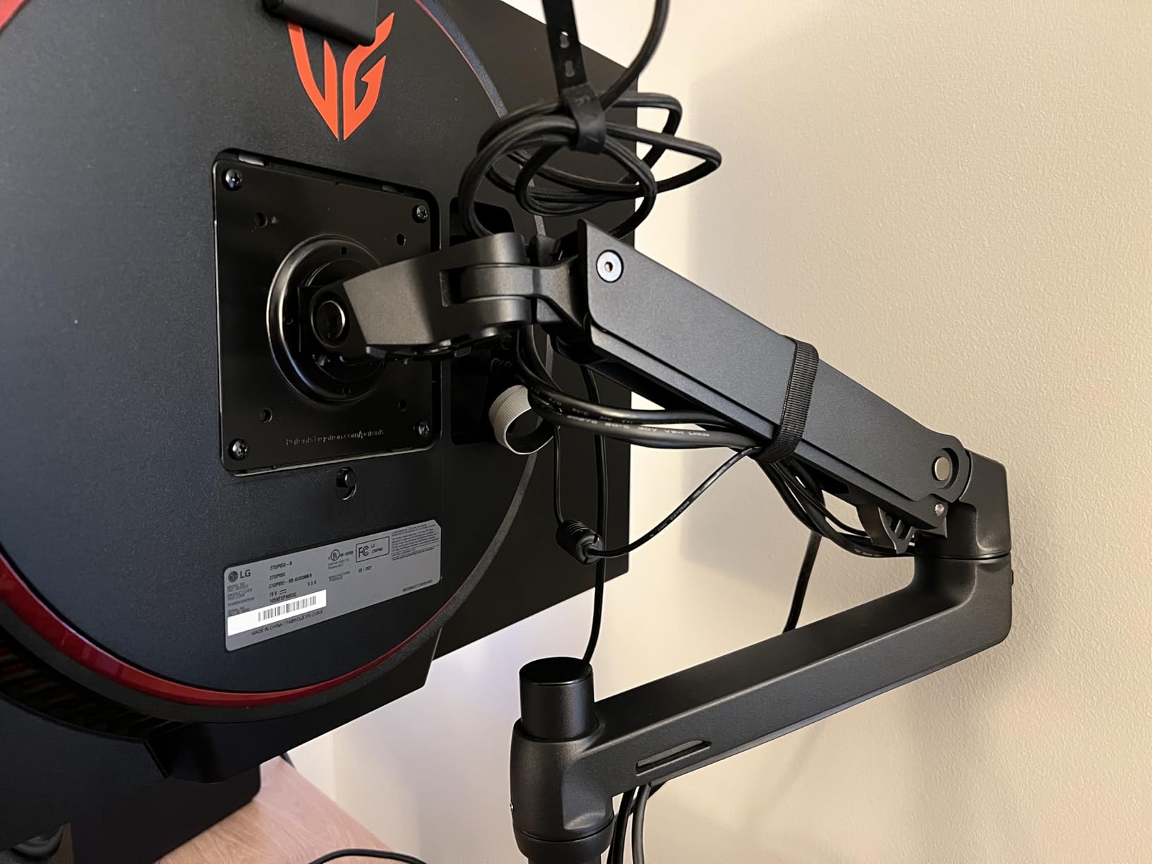Ergotron LX Monitor Arm, Single Monitor Desk Mount, fits Flat Curved Ultrawide Computer Monitors up to 34 Inches, 7 to 25 lbs, VESA 75x75mm or 100x100mm, Matte Black customer photo 2