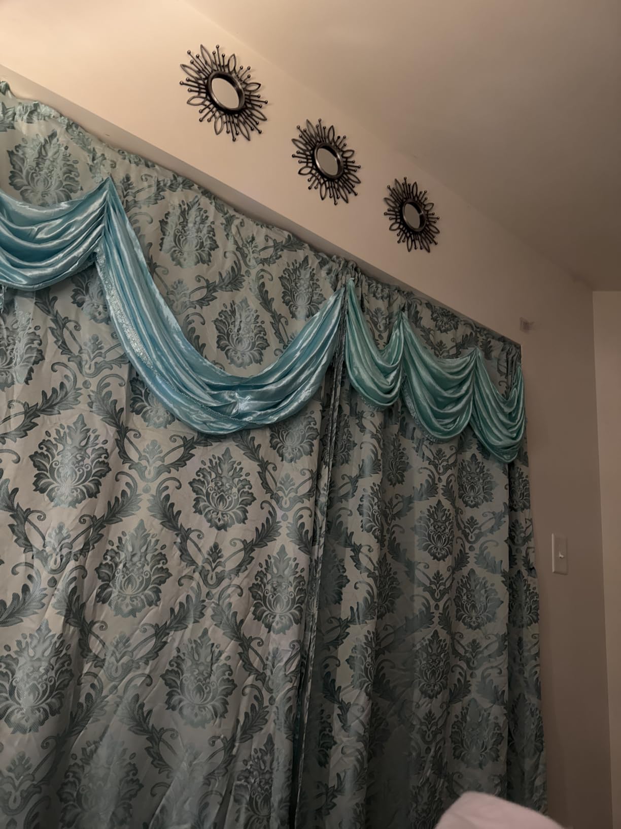 Elegant Comfort Aurora Jacquard Look Curtain Panel Set with Attached Valance 54
