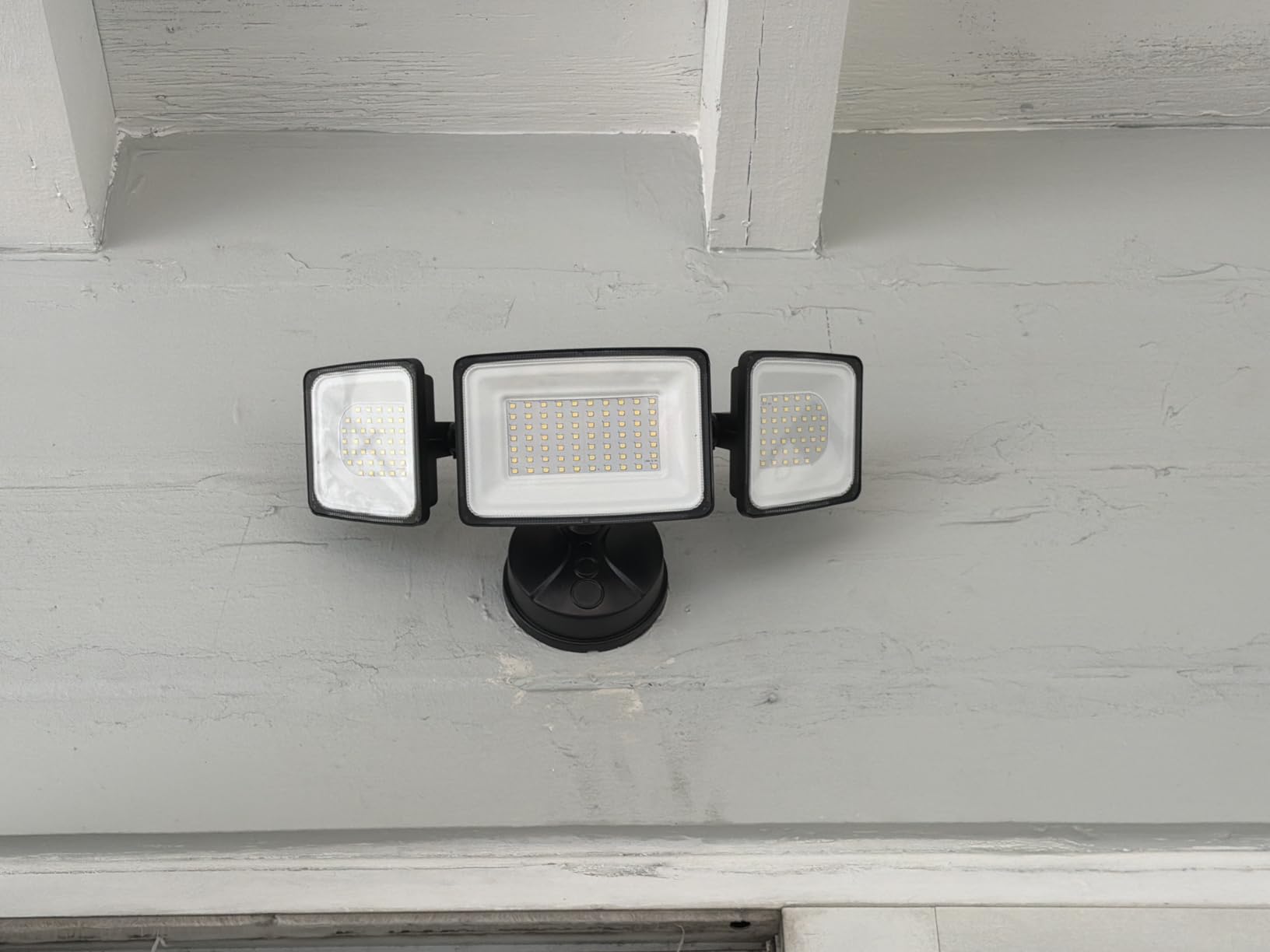 Onforu 150W LED Security Light, 15000LM Outdoor Indoor Flood Light Switch Controlled, IP65 Waterproof LED Exterior Floodlight, 6500K White Wall Mount Security Lighting for Entryway, Garage, Yard, Eave customer photo 1