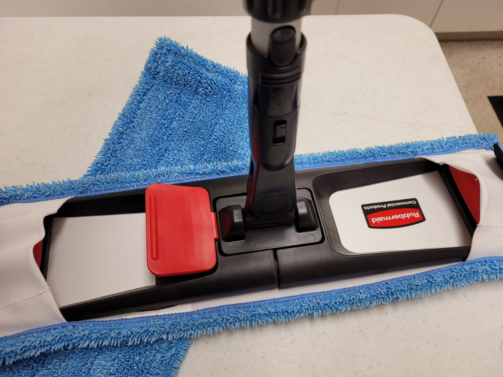 Rubbermaid Commercial Products Microfiber Adaptable Flat Mop Kit for WaveBrake Yellow Extendable Handle for Heavy-Duty Cleaning/Hardwood/Tile/Laminated Floors in Kitchen/Lobby/Office customer photo 1
