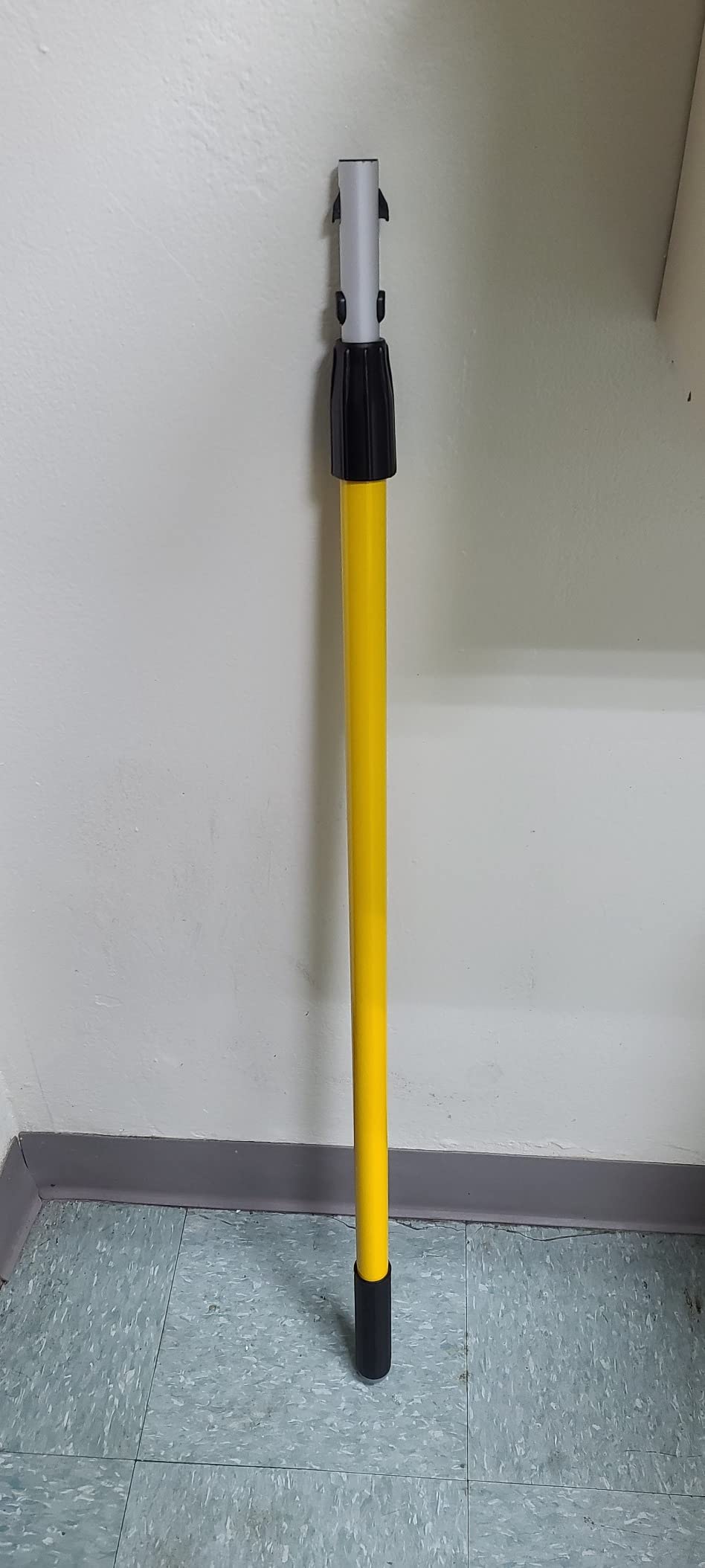 Rubbermaid Commercial Products Microfiber Adaptable Flat Mop Kit for WaveBrake Yellow Extendable Handle for Heavy-Duty Cleaning/Hardwood/Tile/Laminated Floors in Kitchen/Lobby/Office customer photo 2