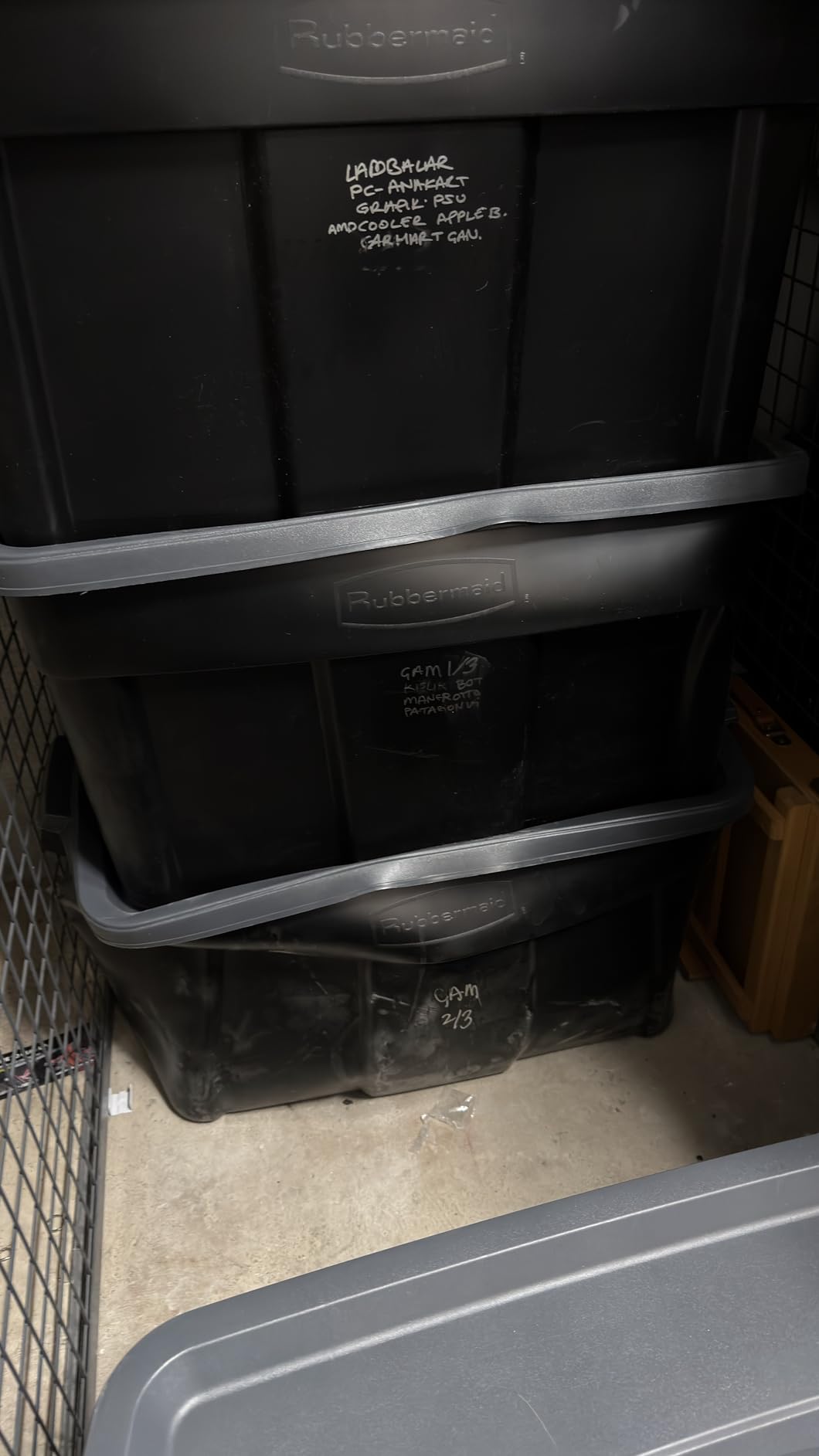 Rubbermaid Roughneck Tote Durable 18 Gallon Stackable Plastic Storage Containers with Lids and Easy Carry Handles, Pack of 6, Black/Cool Gray customer photo 1