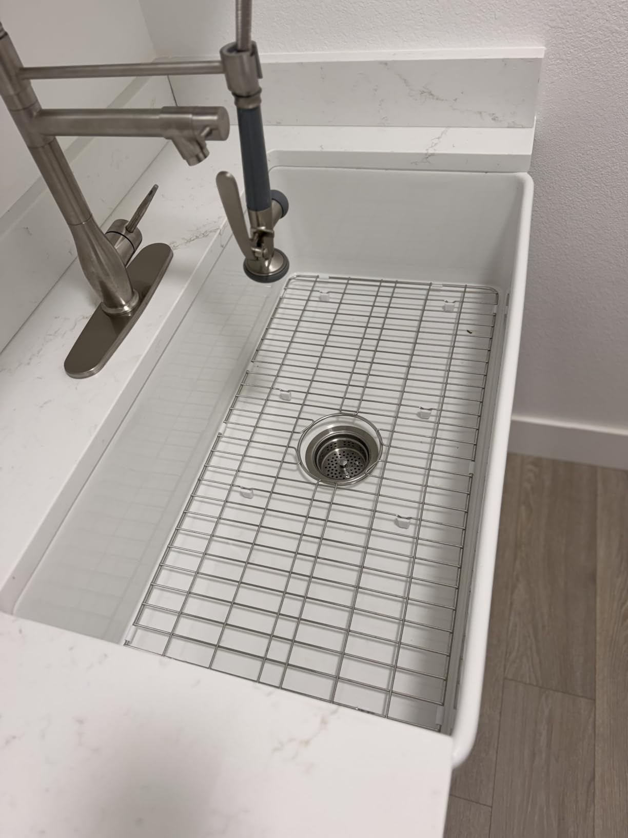 Miuara Farmhouse Sink 33 x 18 Inch White Fireclay Apron Front Kitchen Sink | Heavy duty fireclay large single bowl, Resistant to stains, chipping, heat & scratch customer photo 1