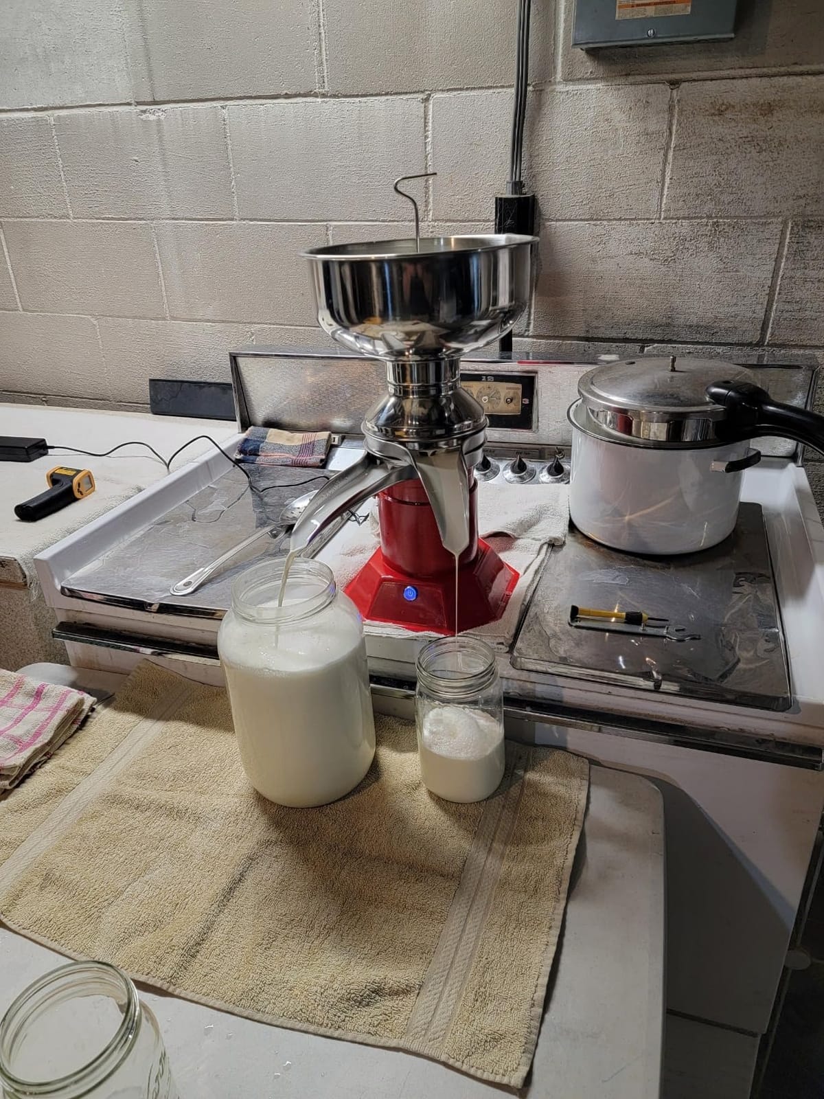Milk Cream Centrifugal Separator Electric descremadora de leche 100L/H Capacity Cream Maker with 5L 304 Stainless Steel Bowl for Fresh Goat Cow Milk, 110V 100W customer photo 1