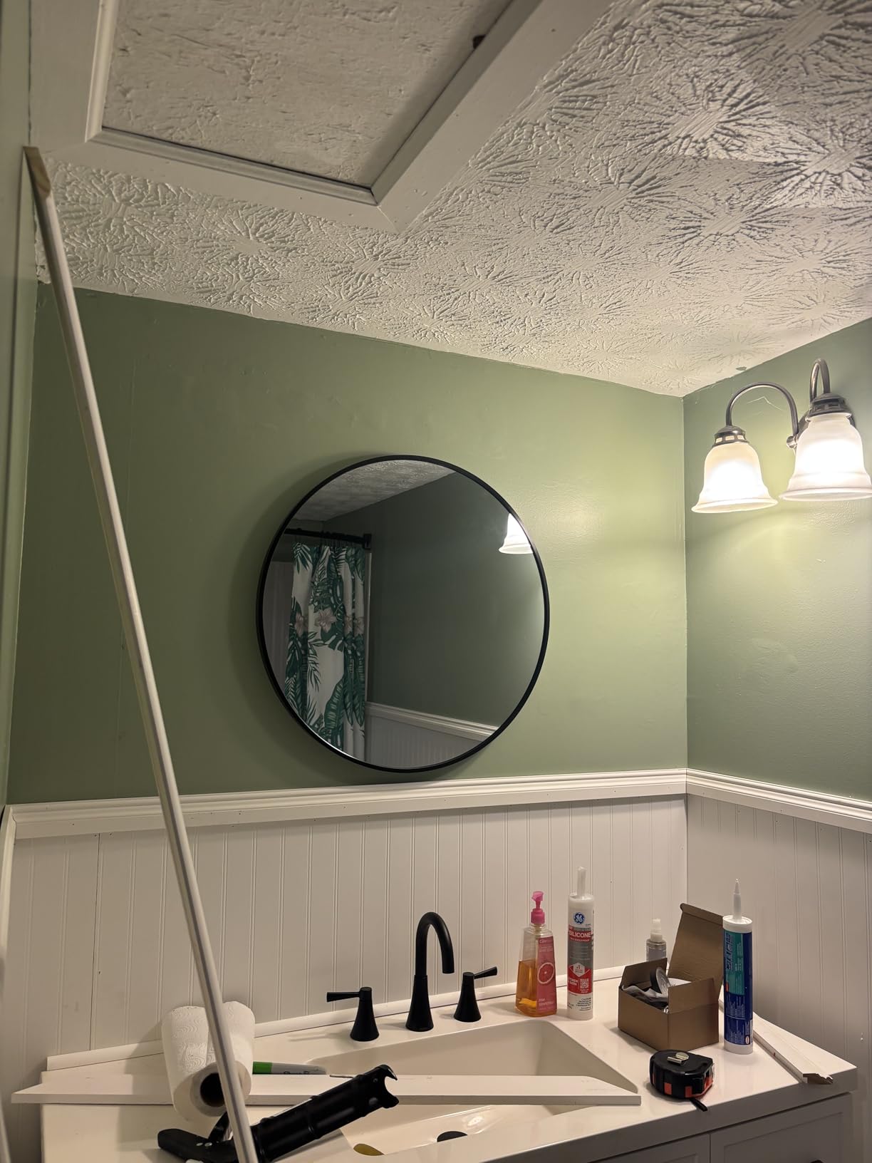 Sunniry Black Round Mirror, Round Mirror 24 inch, Matte Black Metal Frame | High Definition, Rust-resistant, Waterproof, Circle Mirror for Bathroom, Bedroom, Entryway, Living Room, Wall Decor customer photo 1