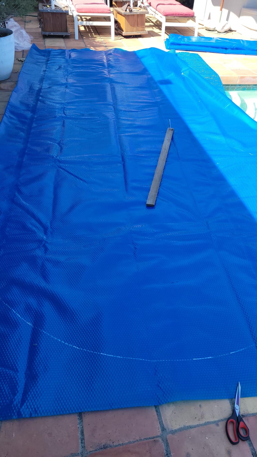 VINGLI 12x24ft Solar Pool Cover 12mil Rectangle Blue | Heats Retaining / Cuts 95% Evaporation / 12mil PE Resists Tears / Bubble Core Traps Heat / Easy to trim & install customer photo 2