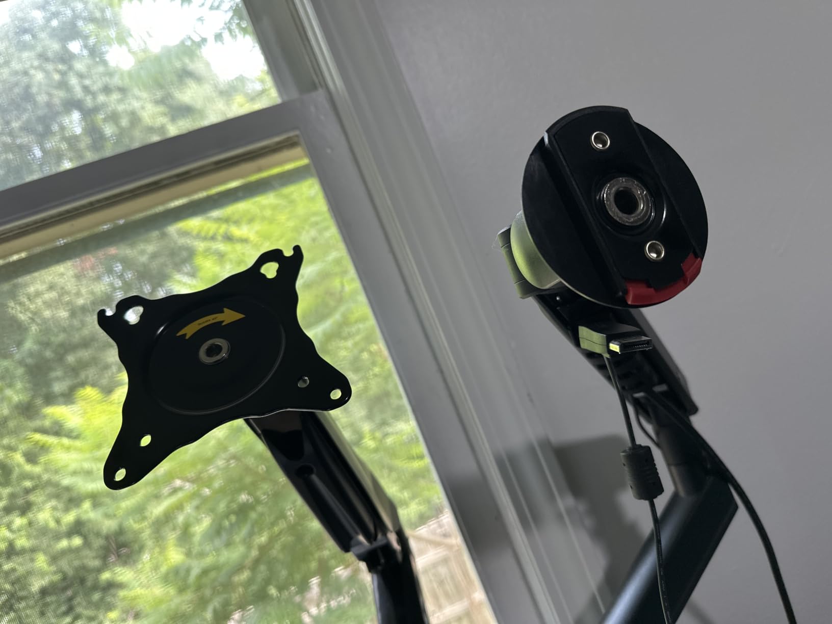 HUANUO Single Monitor Mount, 13 to 32 Inch Gas Spring Monitor Arm, Adjustable Stand, Vesa Mount with Clamp and Grommet Base - Fits 4.4 to 19.8lbs LCD Computer Monitors customer photo 1