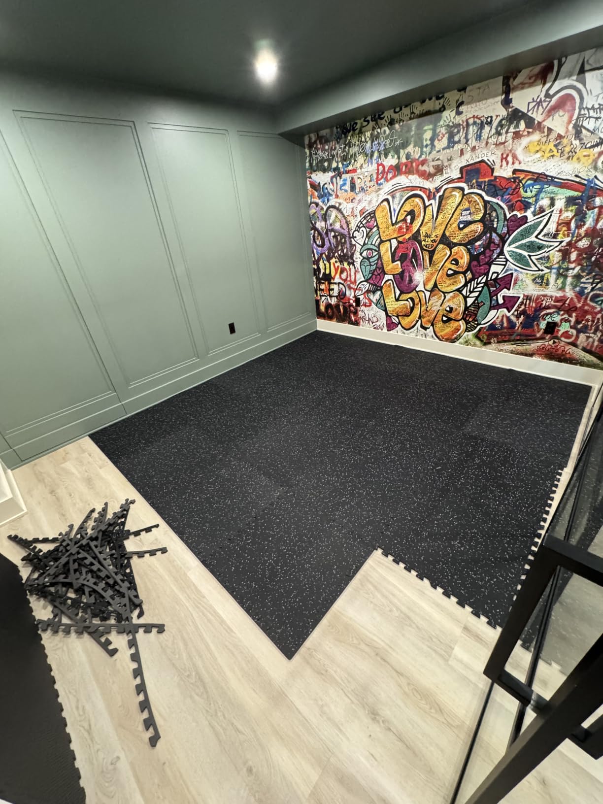 SUPERJARE 0.4'' Thick 24 Pcs 96 Sq Ft Rubber Top Exercise Equipment Mats, High Density EVA Foam Mats with Rubber Top, Interlocking Gym Flooring for Home Gym, Protective Workout Mat, Black/Grey customer photo 2