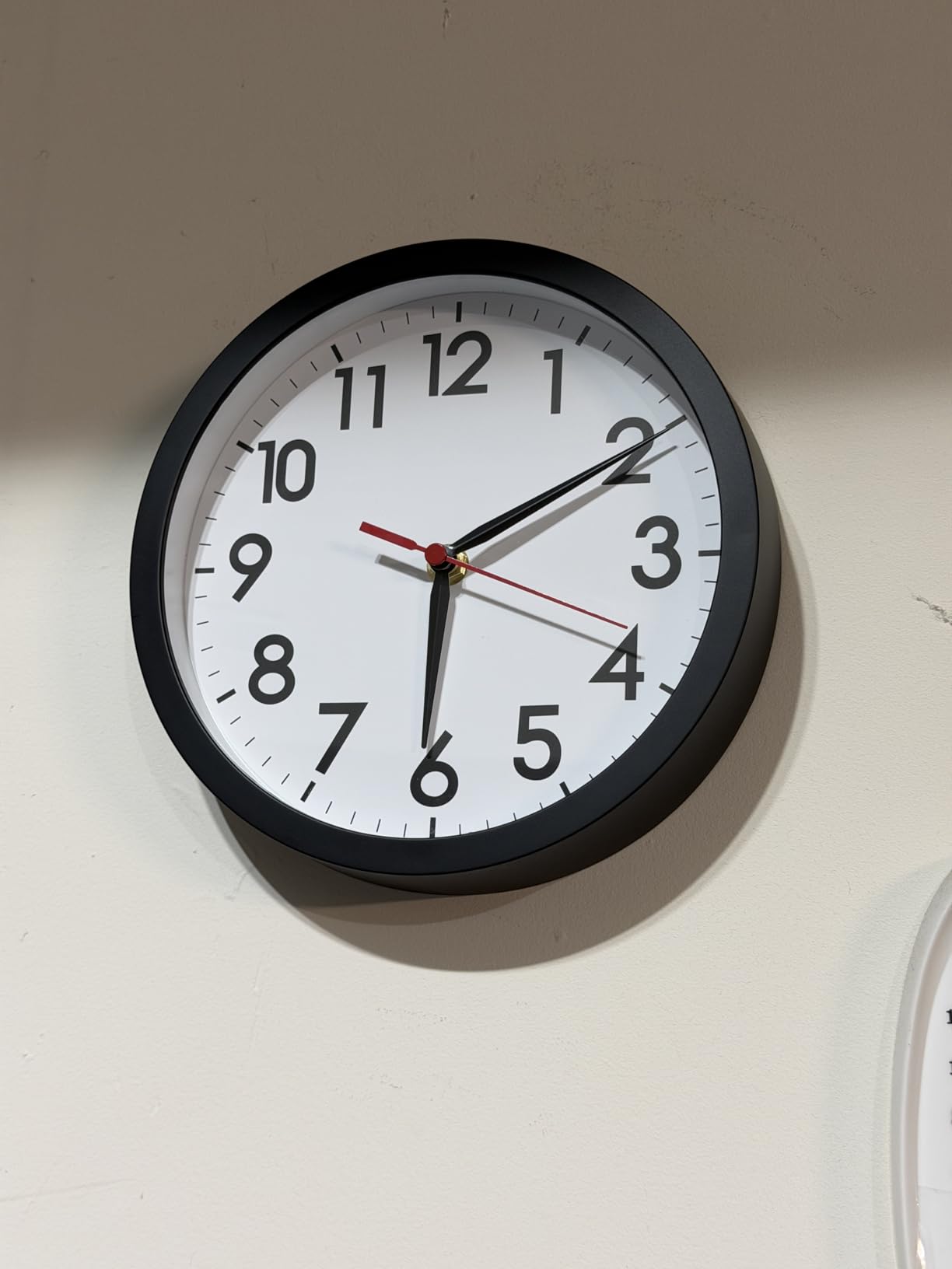 AKCISOT 18 Inch Wall Clock, Silent Battery Operated Analog Clock, Black | Large Size | Living Room | Kitchen | Classroom | Office | Easy to Read Numbers customer photo 1