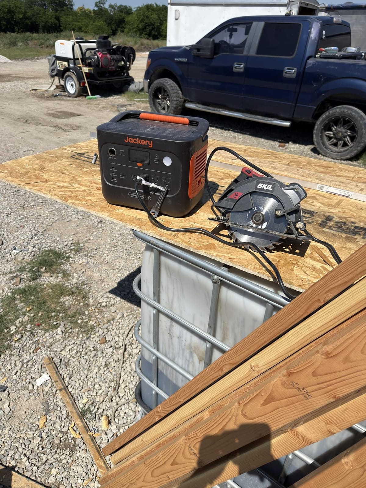 Jackery Solar Generator 1000 v2 and 200W Solar Panel,1070Wh,1500W AC | 1 Hr Fast Charge, LiFePO4 Battery, 100W USB-C Output, for Outdoor, Off-Grid Living, RV, Emergency customer photo 2