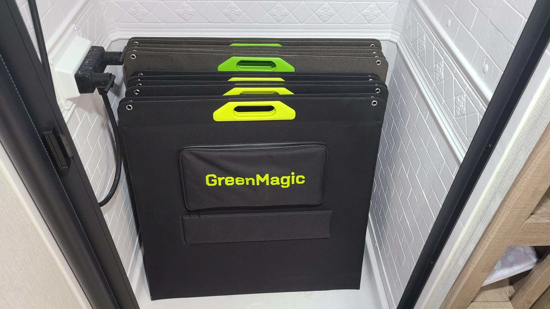 Greenmagic Portable 400 Watt Solar Panel, 39V 400W Foldable Panel Solar Charger Lightweight Durable Compatible with Most 40v Portable Solar Generator Power Station on The Market for RV Camping Home customer photo 1