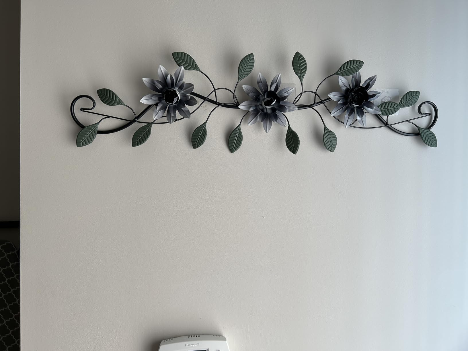 KHJCXS Metal Wall Art Modern Minimalist Metal Flowers Indoor Decor Horizontal Wall Art Iron Artwork, for Over Door, Bedroom, Living Room, Kitchen, Office Scroll Decor customer photo 1
