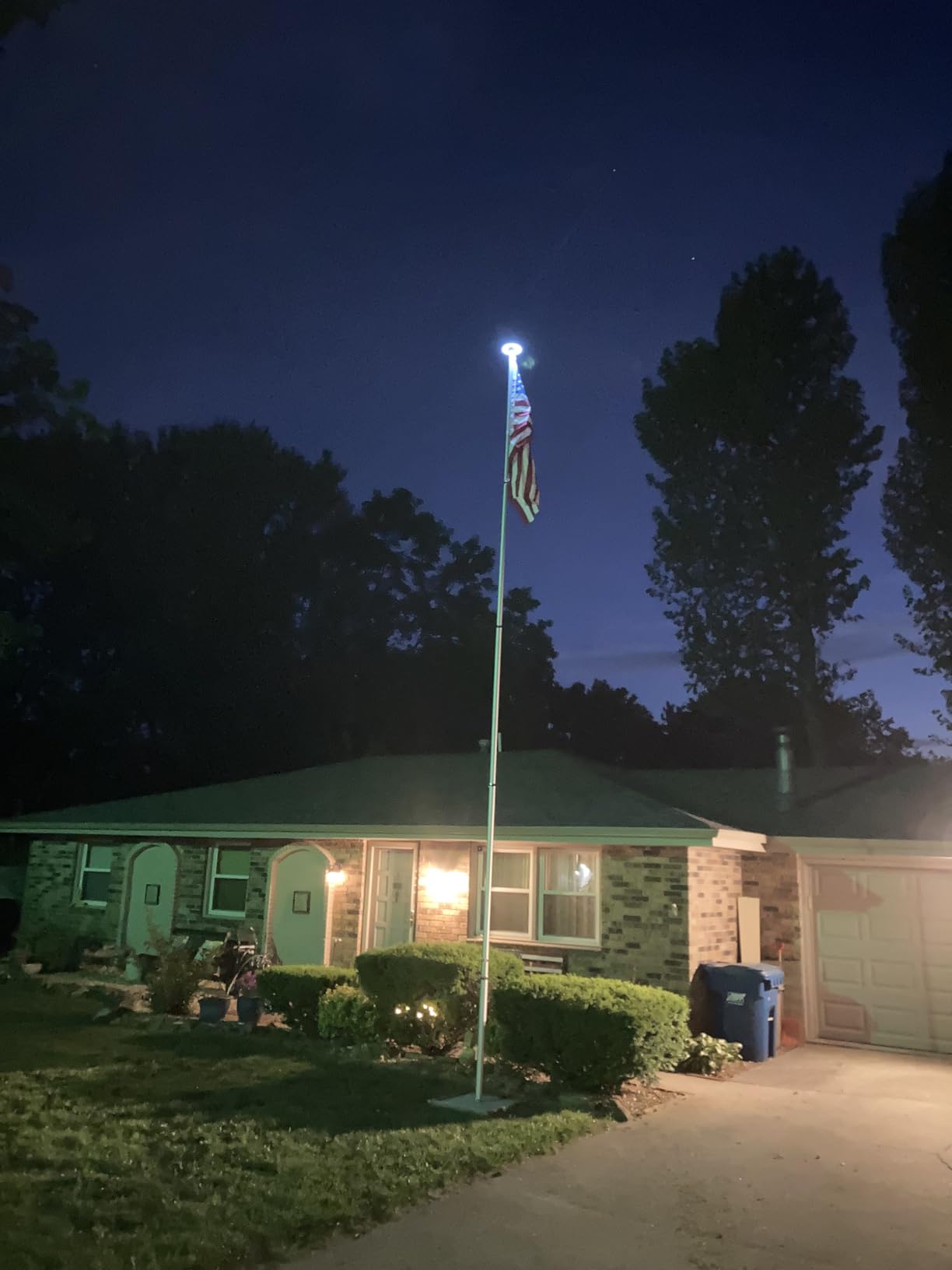 VEVOR 20FT Telescoping Flag Pole Kit, Heavy Duty Aluminum Alloy in Ground Flag Poles for Outside, 3 Display Modes Flagpole with 3x5 American Flag, Professional Accessories, Silver customer photo 1