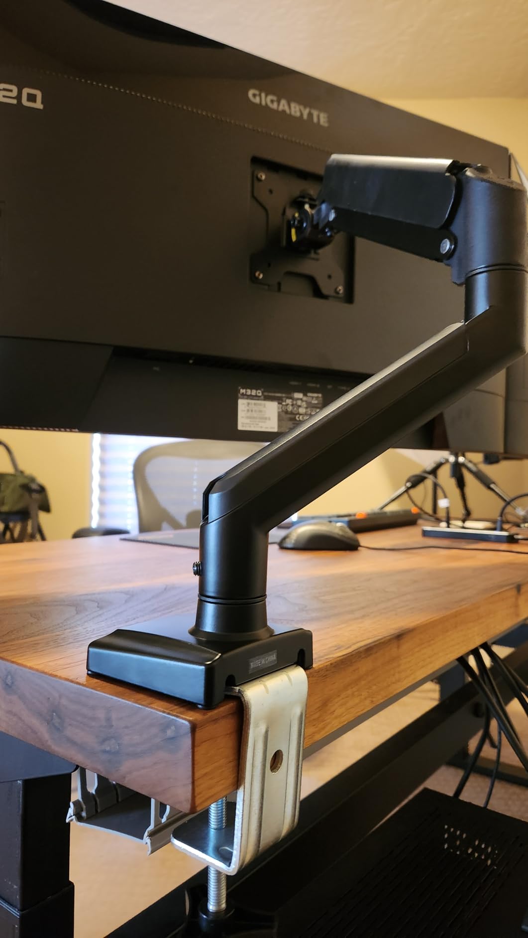 WALI Adjustable Single Monitor Arm for 13-34 inch Screens, up to 26.4 lbs, Single Monitor Desk Mount, Full Motion with Tilt, Swivel, Rotation, C-Clamp and Grommet Base, VESA 75/100mm (GSMP001N), Black customer photo 1