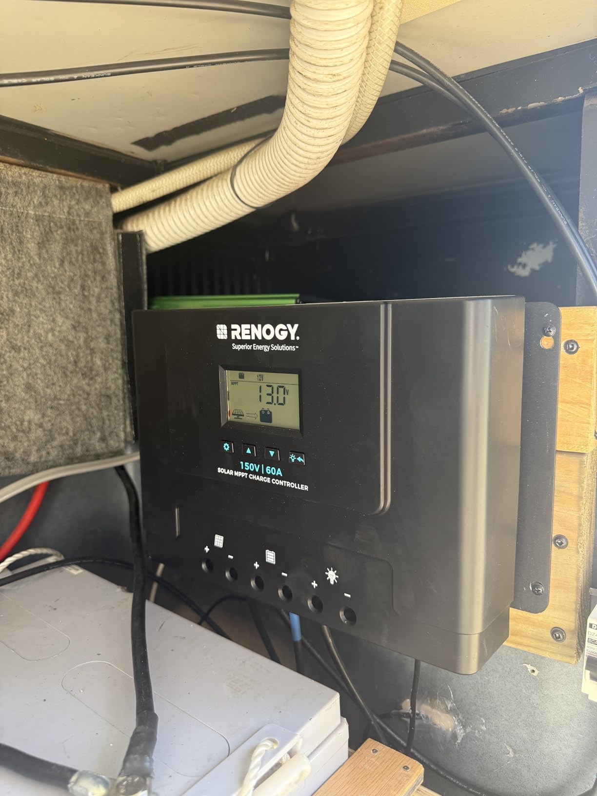 Renogy 60A MPPT Solar Charge Controller 12V/24V/36V/48V Auto, 150V Maximum Solar Input, for Gel Sealed Flooded and Lithium Battery, Rover Lite 60A customer photo 1