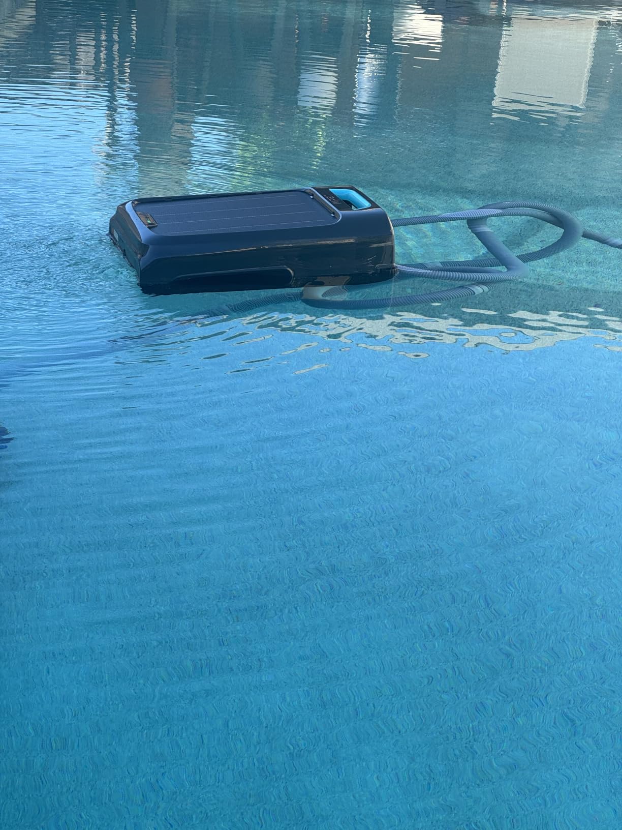 AIPER EcoSurfer S2 Solar Pool Skimmer Robot 24/7 Continuous Cleaning, Gray | App Support, Dual Charging Modes, Smart Obstacle Avoidance, 150-um Filtration, OTA Upgrade, Leak-Proof Baffle, Edge Cleaning customer photo 2