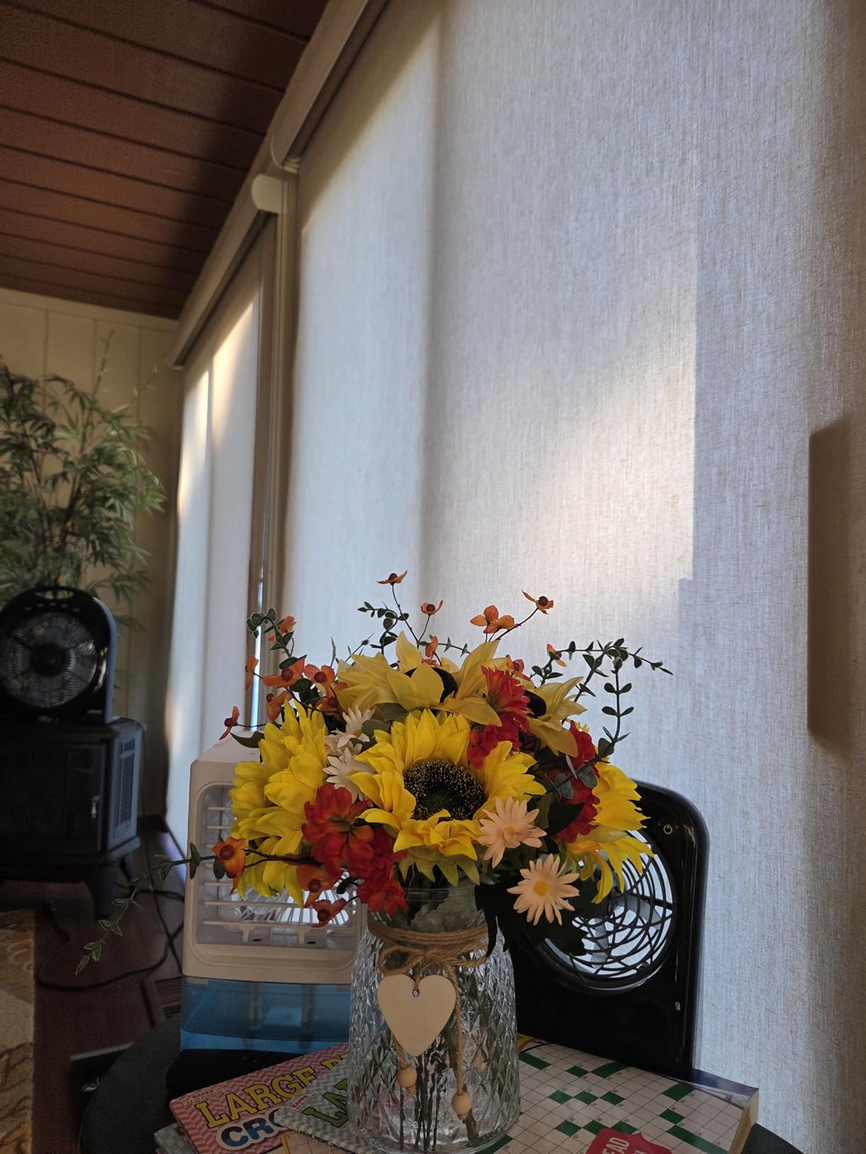 BLOSMON Sunflower Centerpieces for Tables, Fake Flowers Bouquet in Vase | Glass Vase with 5 Large Sunflowers, Eucalyptus Stems, Daisies, Faux Floral Arrangements for Kitchen, Bathroom, Party Decor customer photo 1