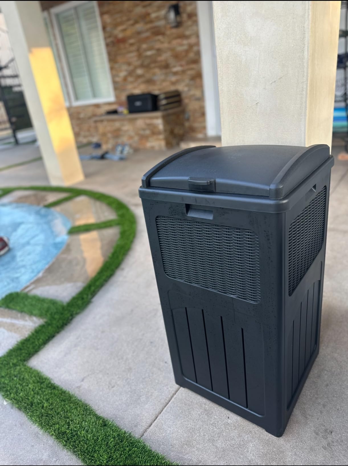 Greesum 33 Gallon Outdoor Trash Can with Lid, Waterproof, Dark Black | Resin Garbage Bin, UV-resistant for Hideaway, Patio, Deck, Light customer photo 1