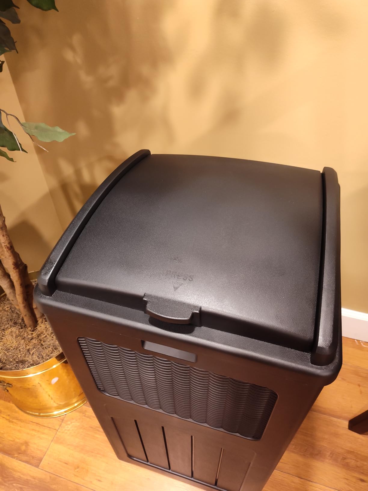 Greesum 33 Gallon Outdoor Trash Can with Lid, Waterproof, Dark Black | Resin Garbage Bin, UV-resistant for Hideaway, Patio, Deck, Light customer photo 2