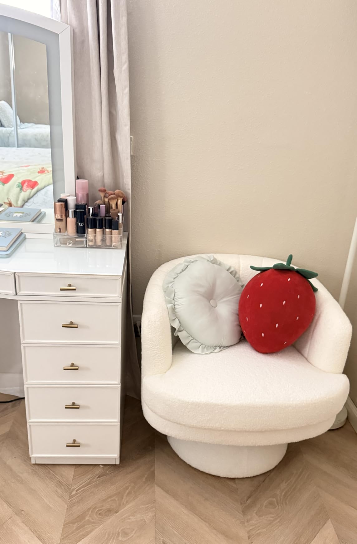 CANMOV Swivel Accent Chair with Armrest, Modern 360 Degree Swivel Barrel Chair with Curve Back and Soft Cushion, Comfy Round Sherpa Teddy Armchair Single Sofa for Living Room, Bedroom, Waiting Room, Beige customer photo 1