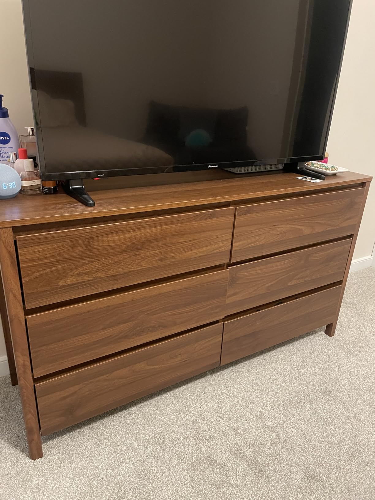 MAISONARIA Walnut 5 Drawer Dresser for Bedroom, Modern Tall Dresser with Hidden Handles, Space-Saving Wooden Drawer Organizer, Living Room, or Hallway, Vertical Storage Chest of Drawers, 45.7