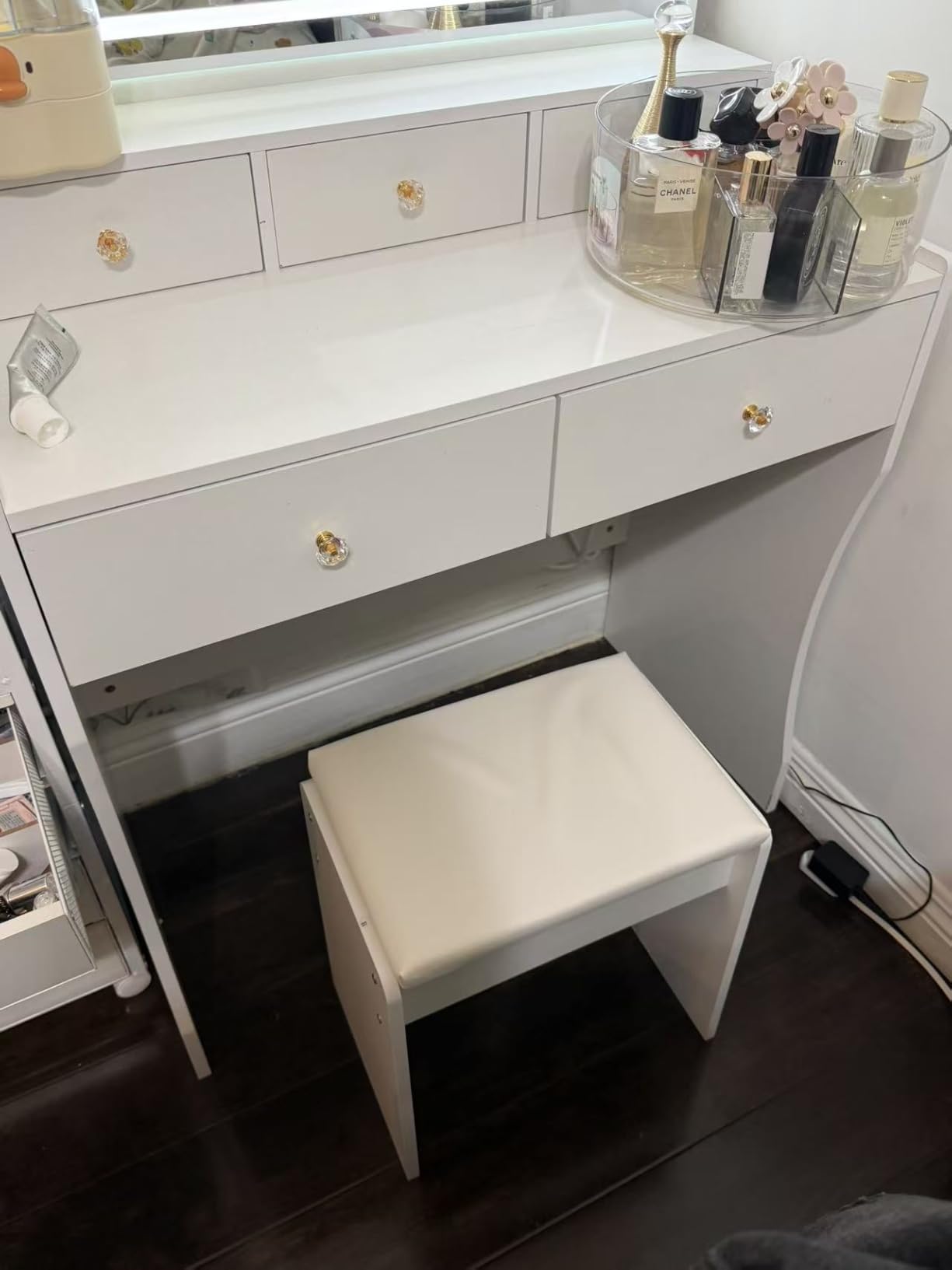 COMHOMA Makeup Vanity Desk with Mirror and Lights, Vanity Table and Chair Set with 5 Drawers & Charging Station, Bedroom Dressing Table, Stepless Dimmable & 3 Color Modes Adjustable, Snow White customer photo 2