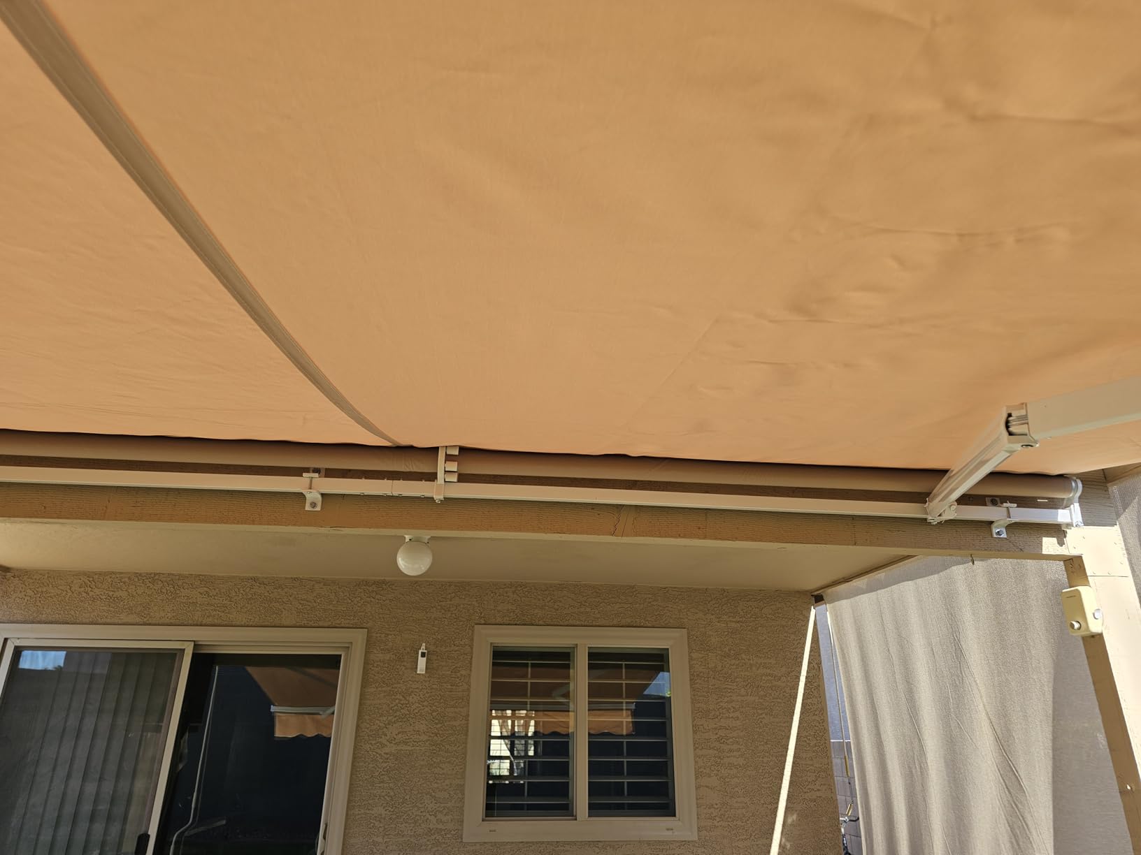 VEVOR Manual Retractable Awning, 13.1' x 9.8' Outdoor Patio Awning Retractable Sun Shade, Patio Door Window Water-Resistant Polyester Sunshade Shelter with Crank Handle for Deck, Balcony, Yard, Gray customer photo 2